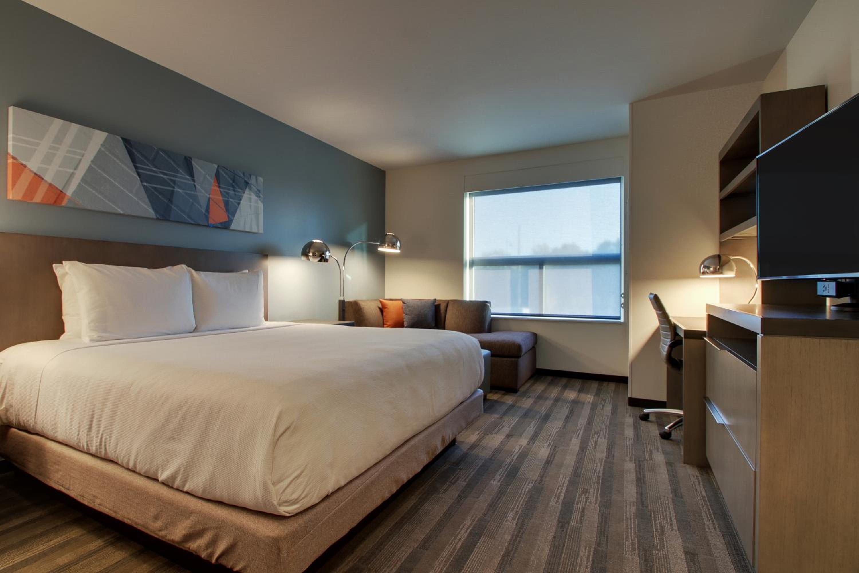 One-Bedroom King Suite with Sofa Bed, Kitchen and Tub - Disability Access