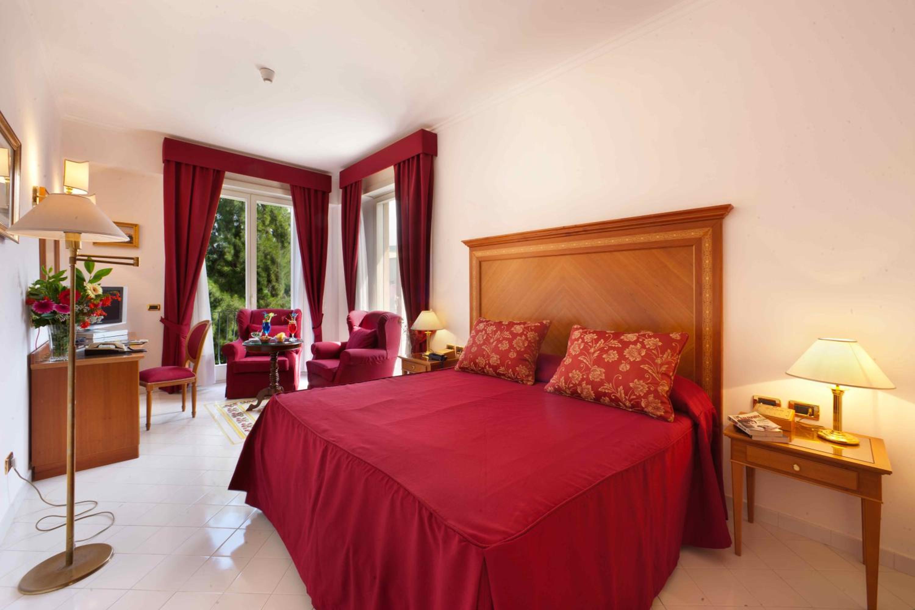 Junior Suite with Partial Sea View