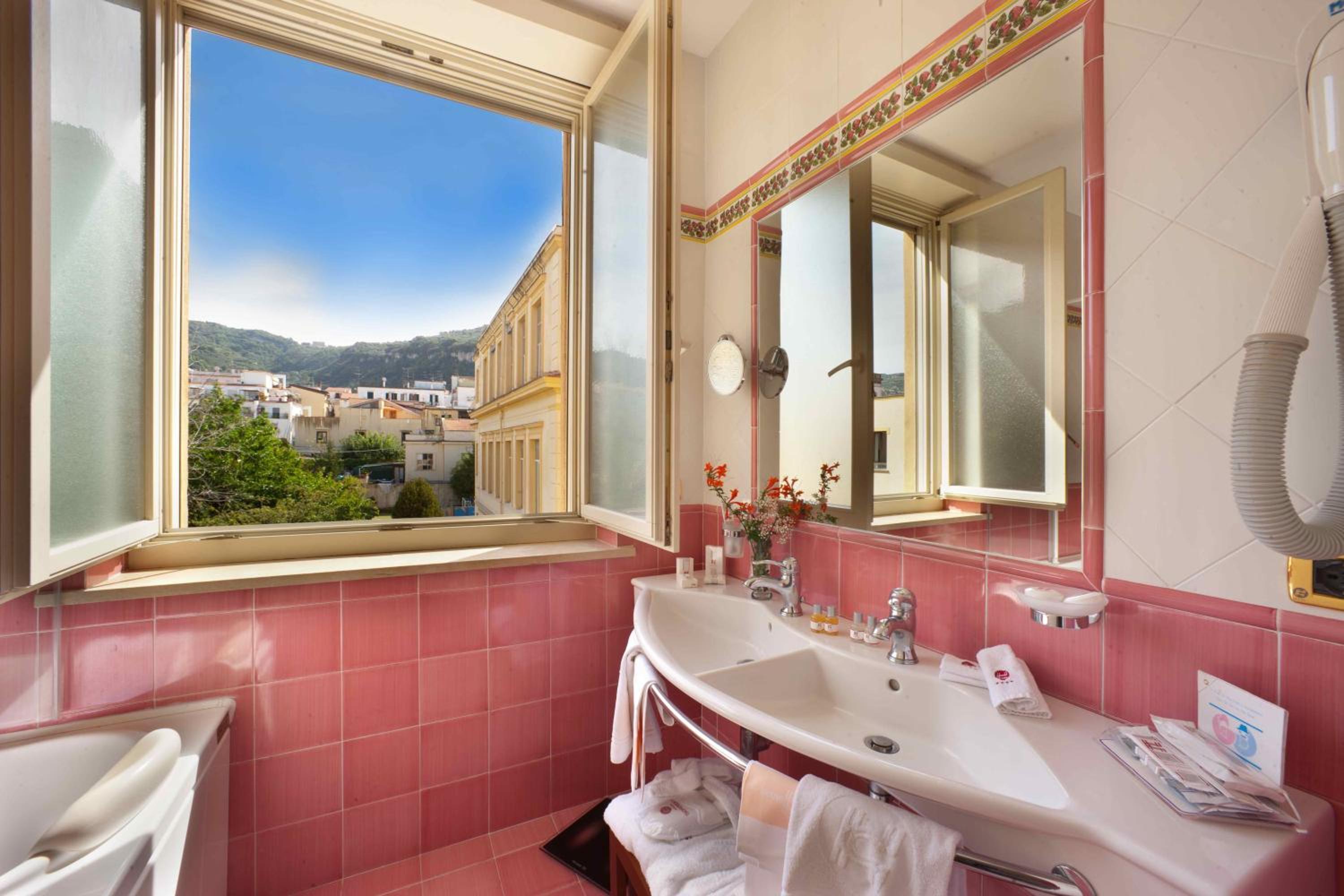 Junior Suite with Partial Sea View - Photo 4