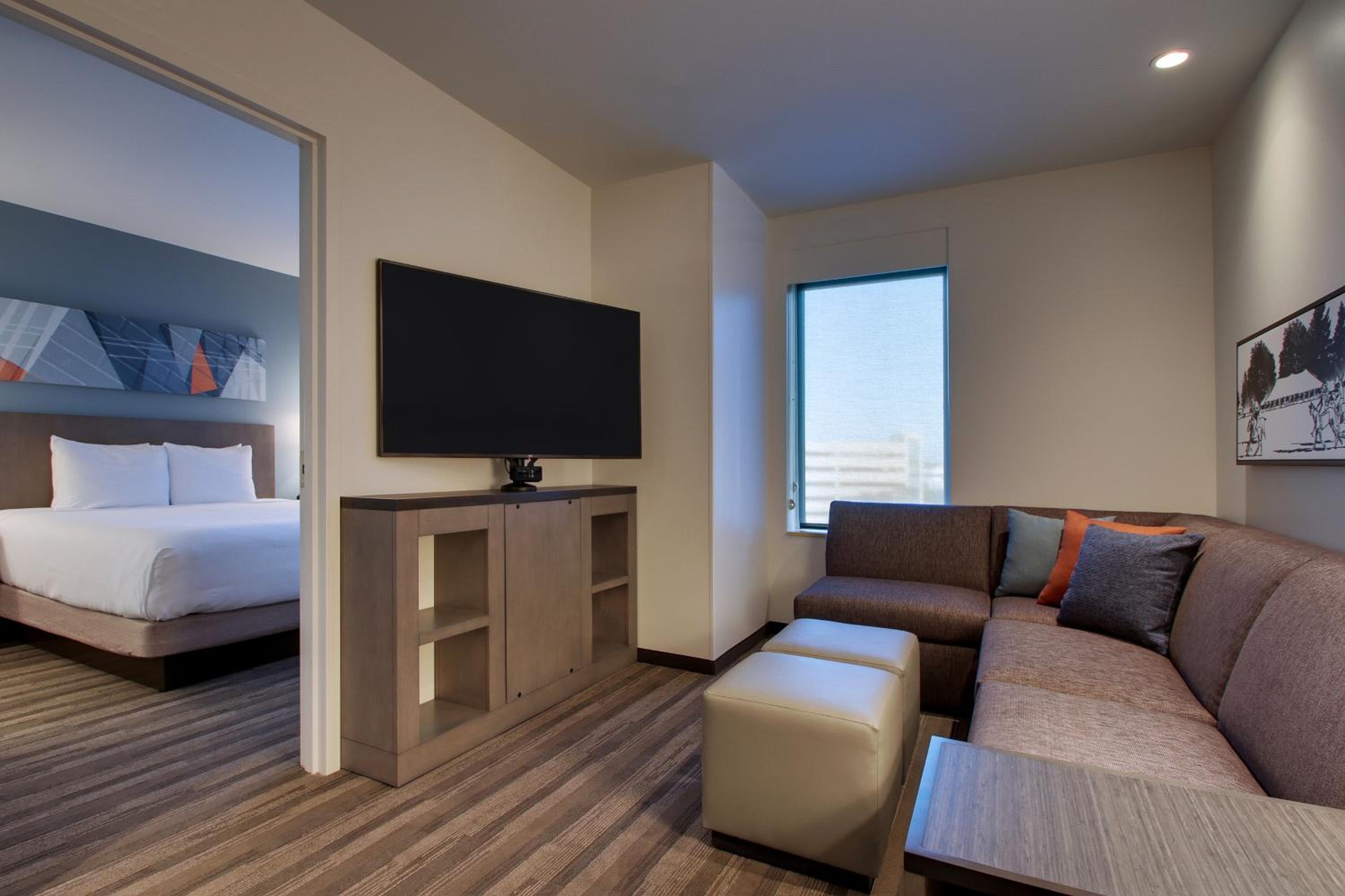 One-Bedroom King Suite with Sofa Bed, Kitchen and Tub - Disability Access, photo 6