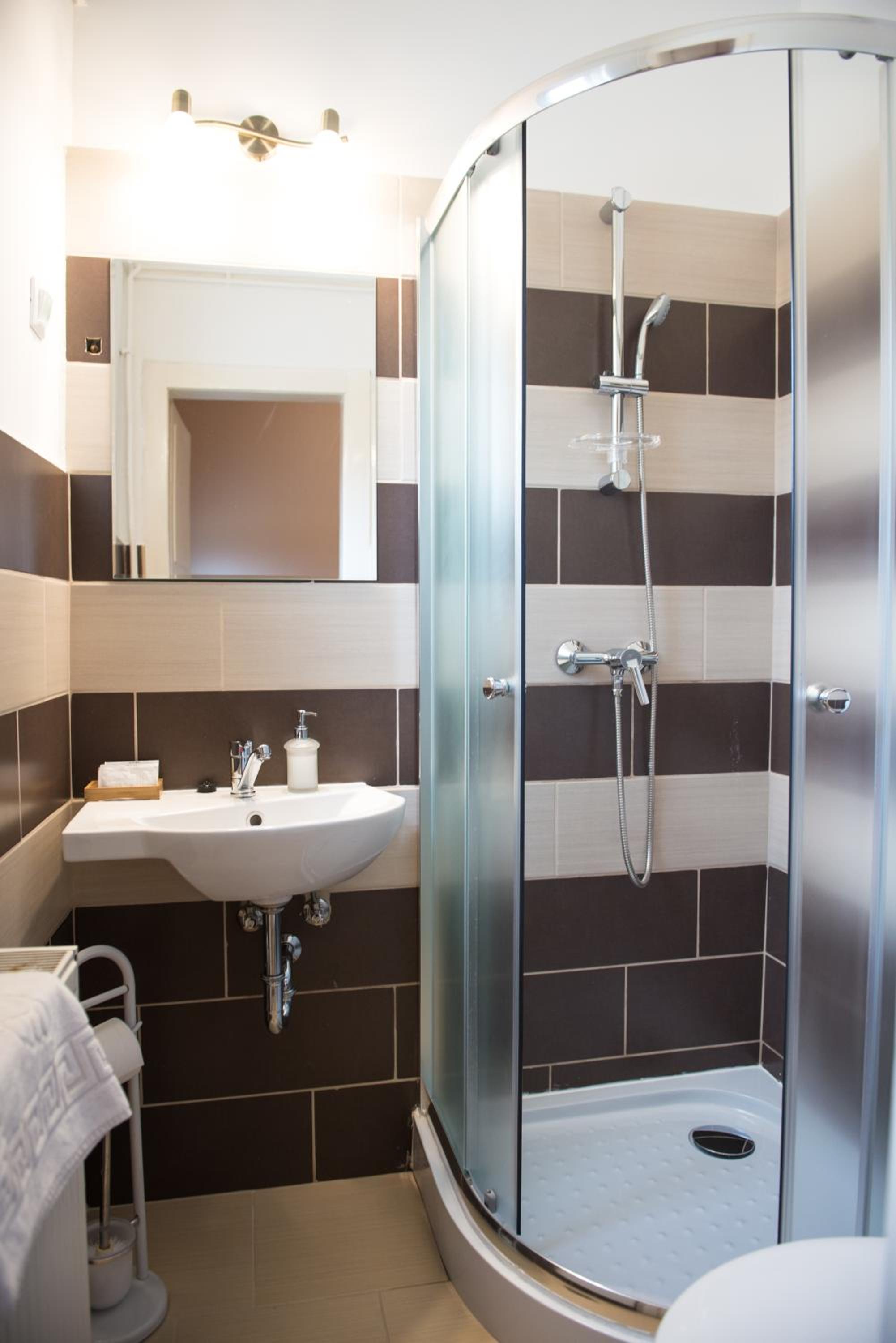 Double or Twin Room - Photo 8