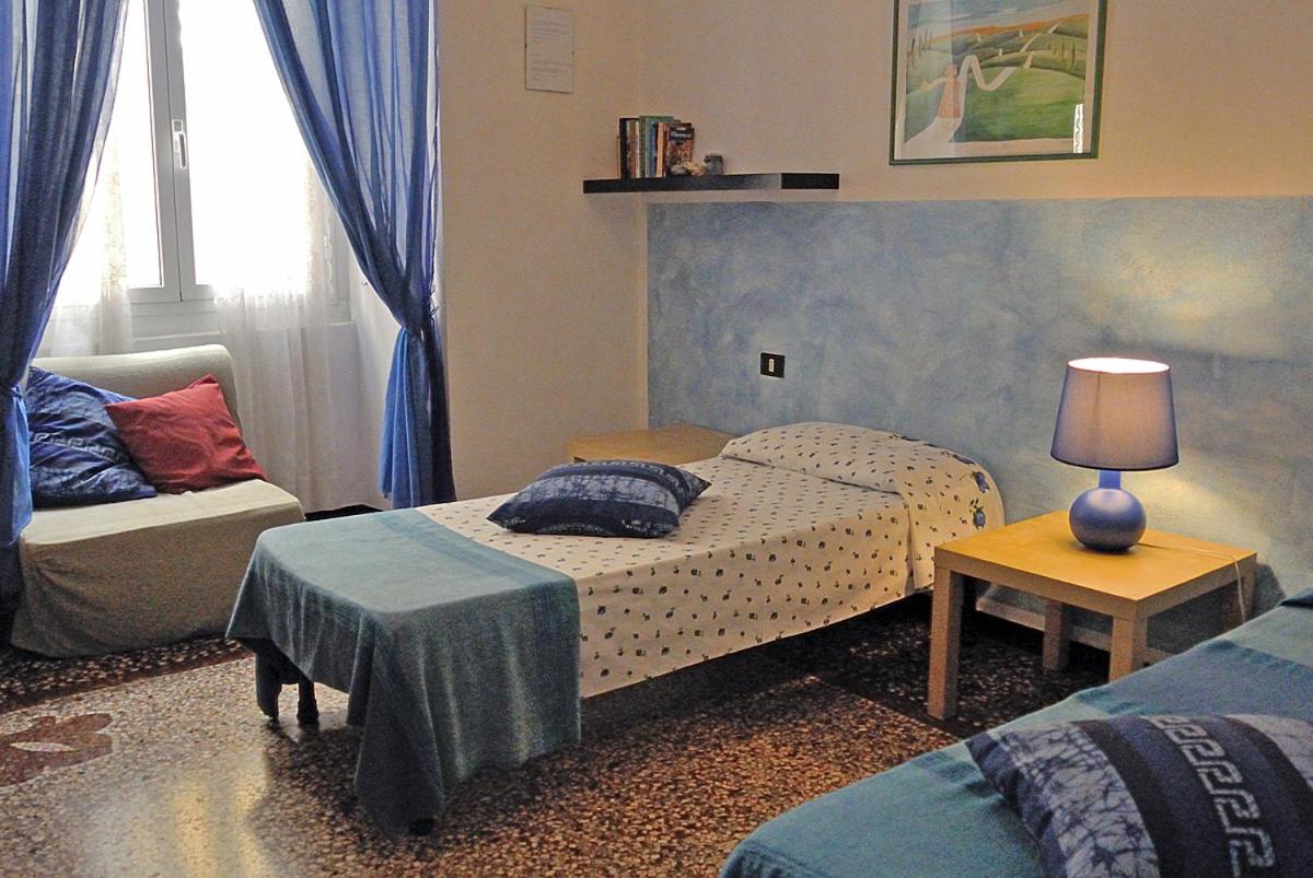 Double or Twin Room with Shared Bathroom photo 1