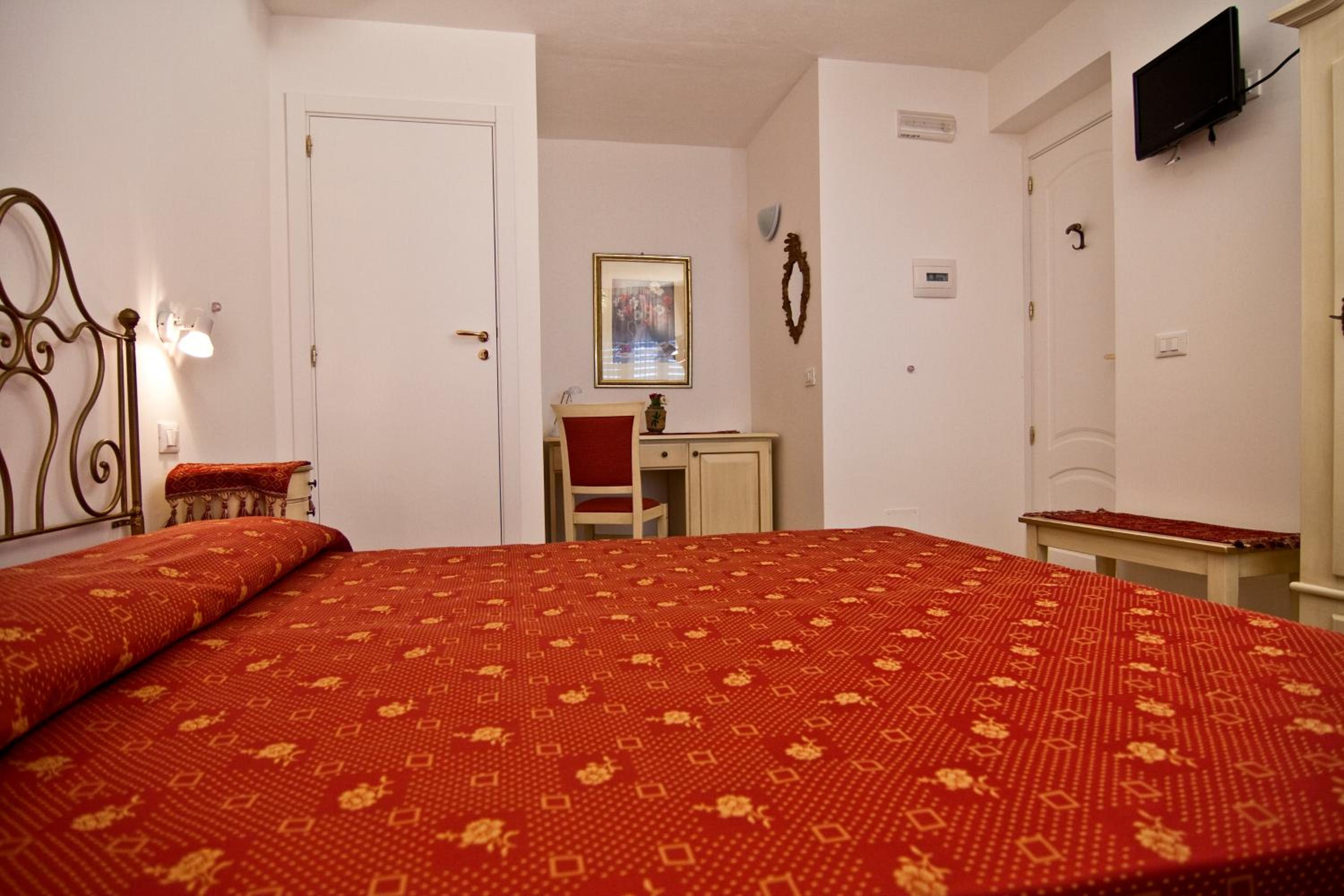 Double or Twin Room with Sea View - Photo 5