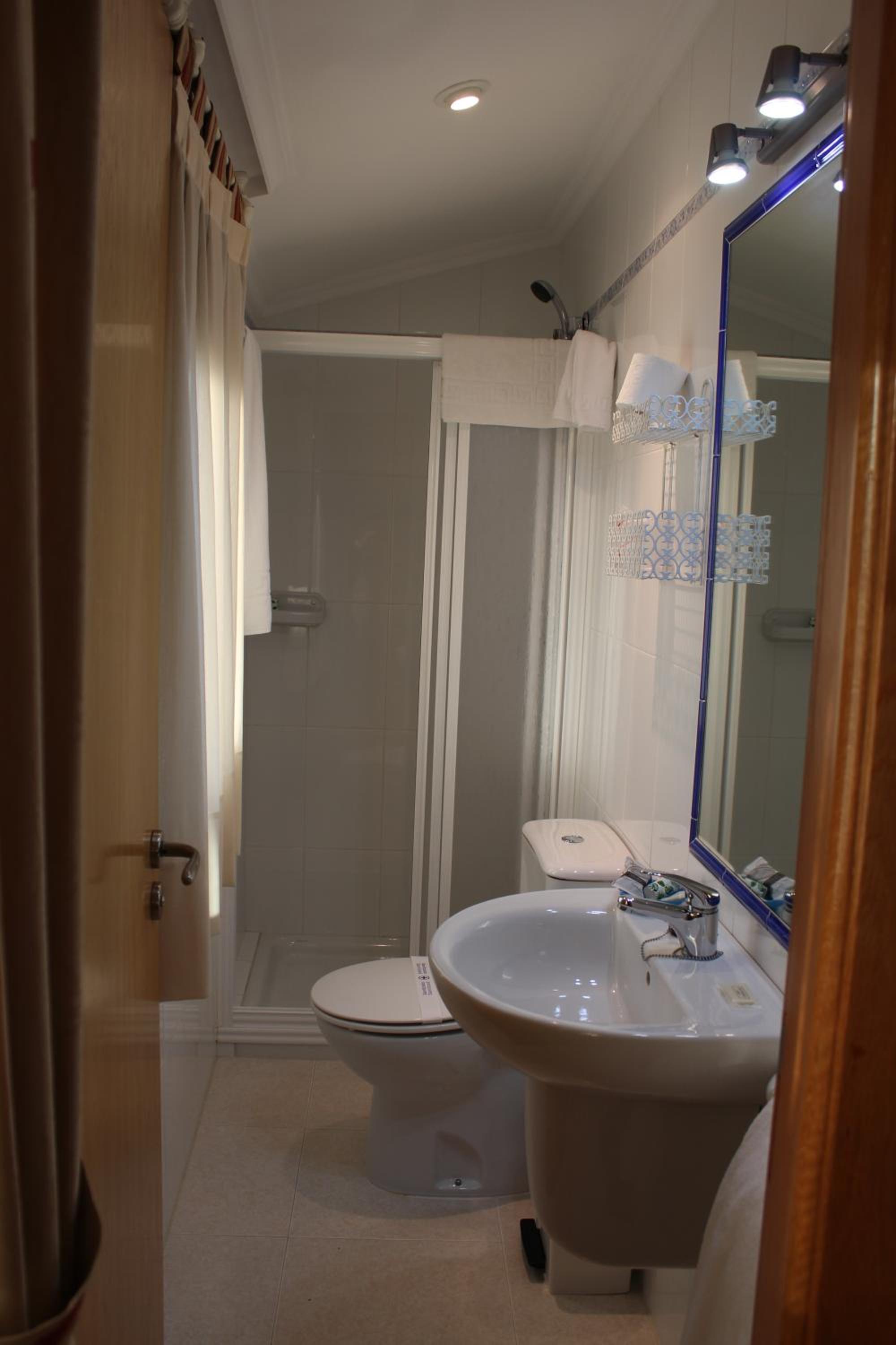 Basic Double Room photo 3
