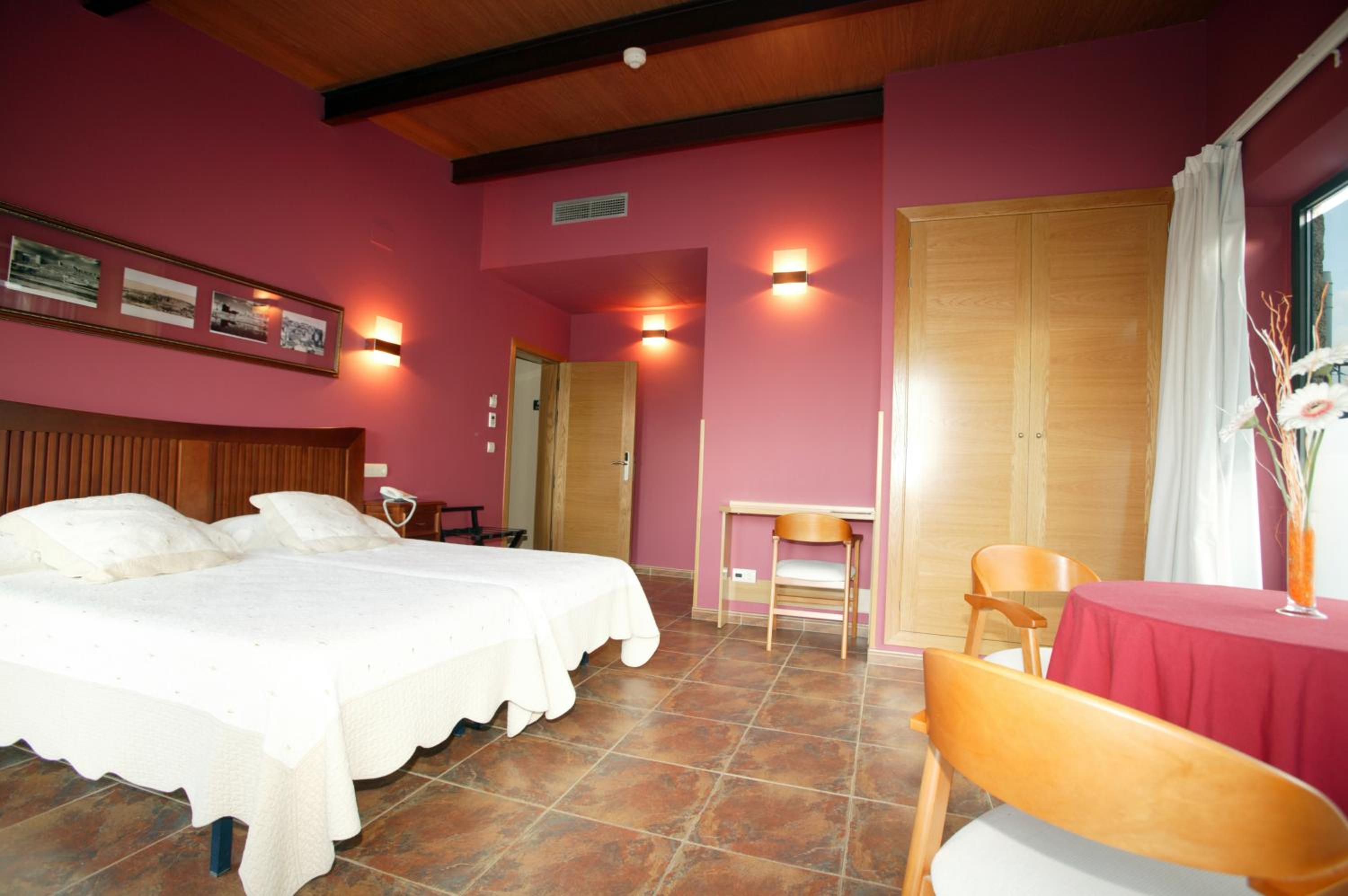 Double or Twin Room - Photo 4