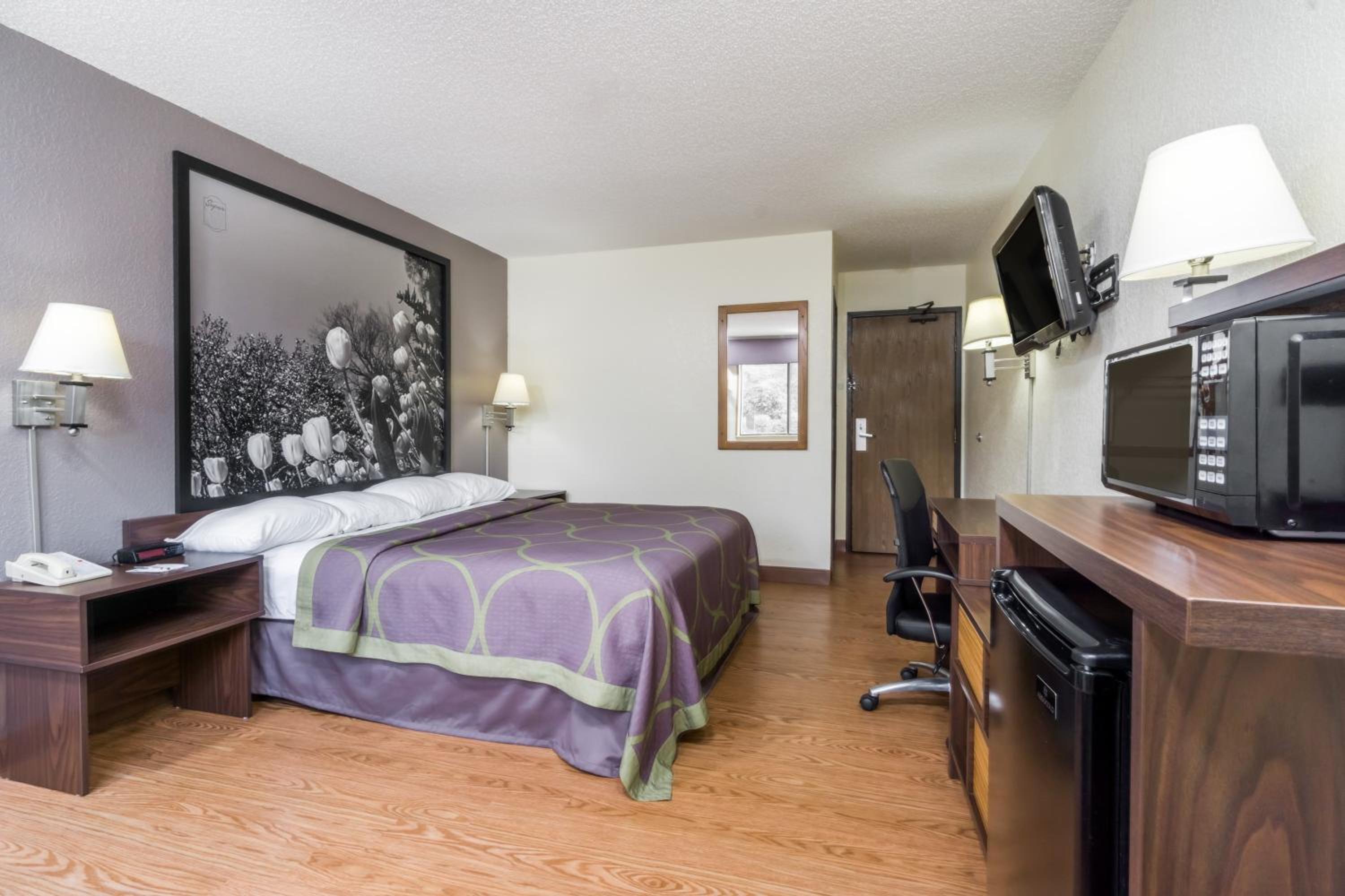 King Room - Non-Smoking - Photo 2