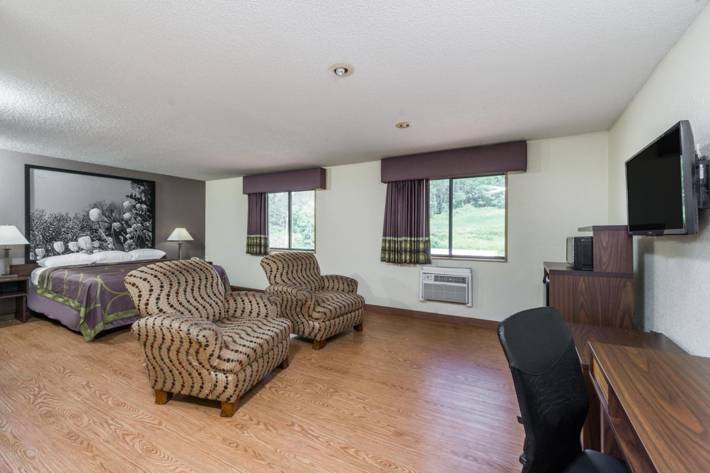Deluxe King Suite - Photo 1