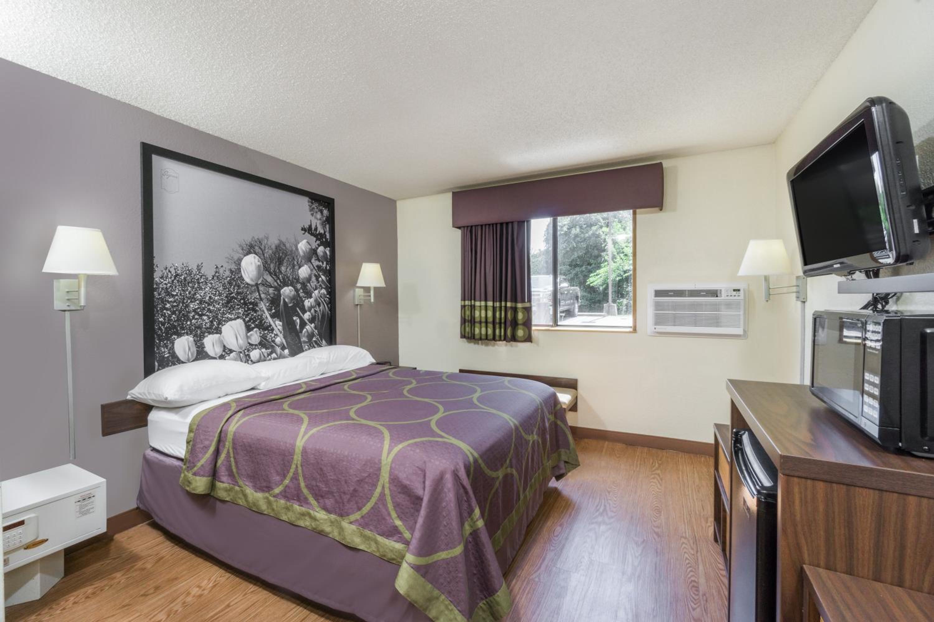 Queen Room - Non-Smoking - Photo 1