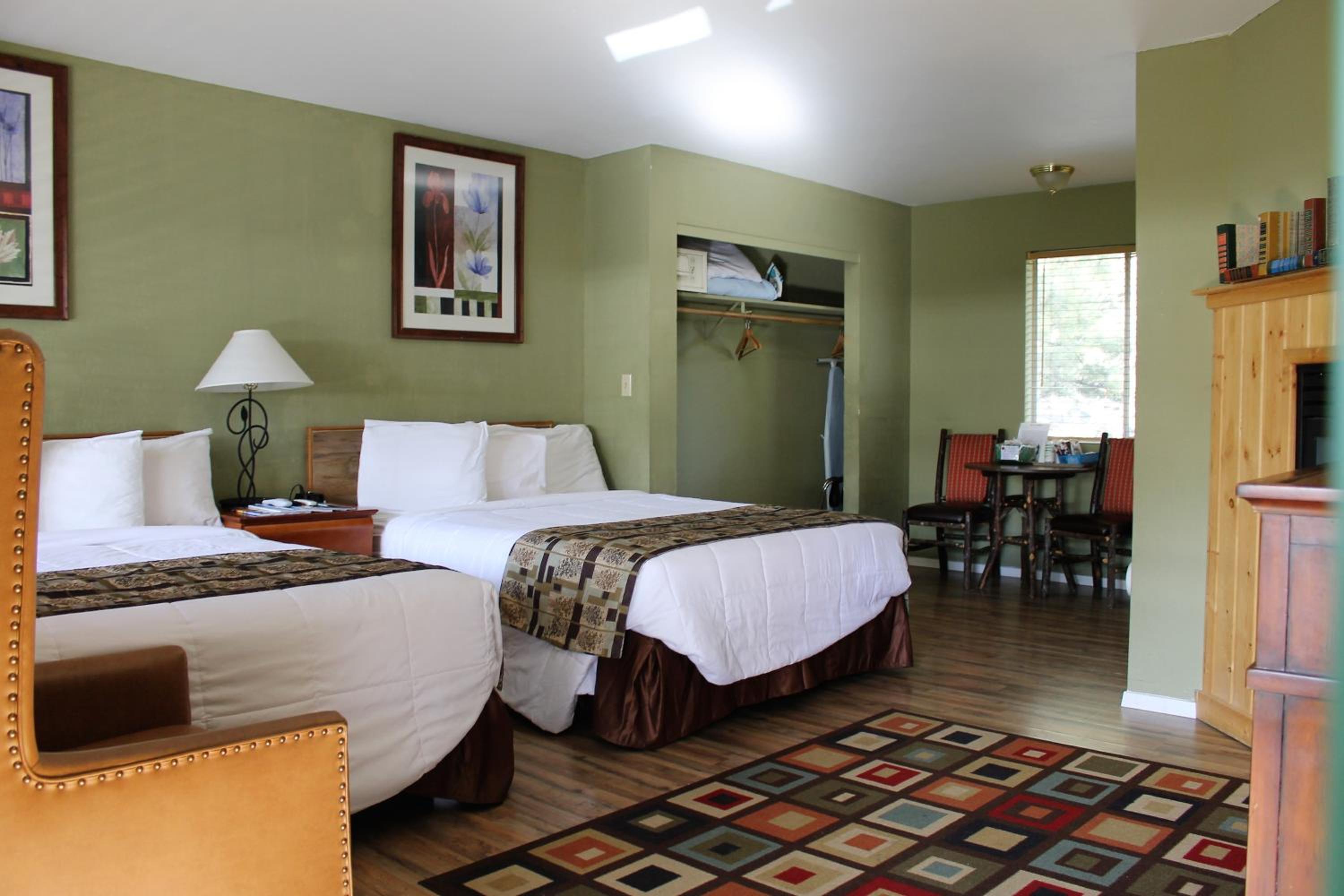 Deluxe Queen Room with Two Queen Beds - Photo 6