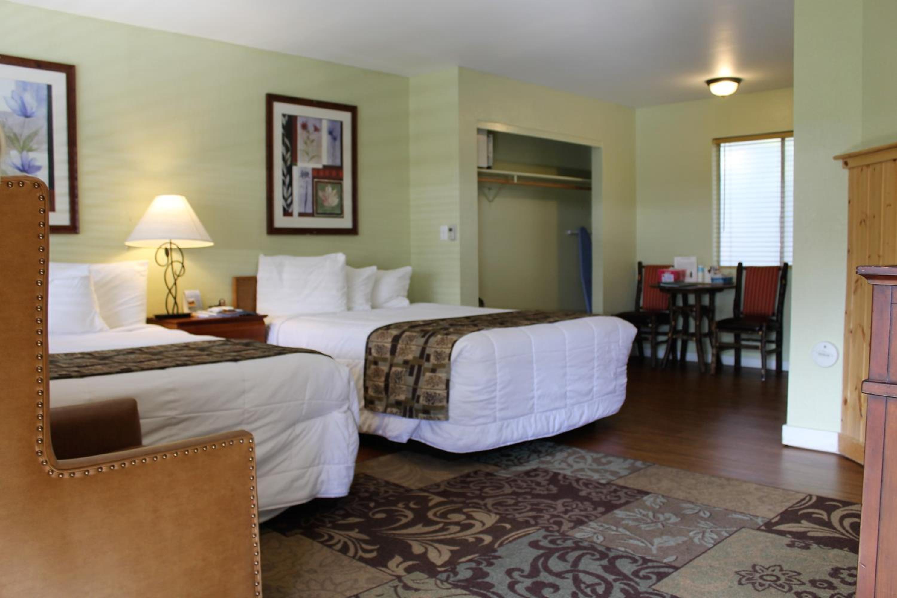 Deluxe Queen Room with Two Queen Beds - Photo 5