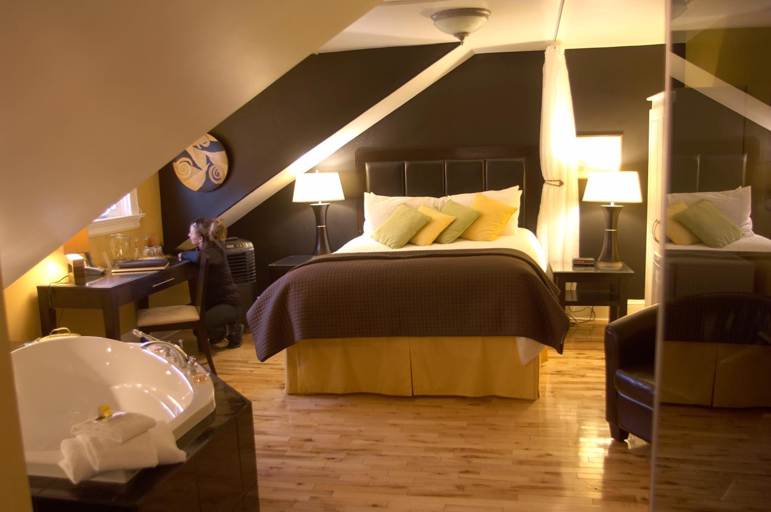 Deluxe Queen Room