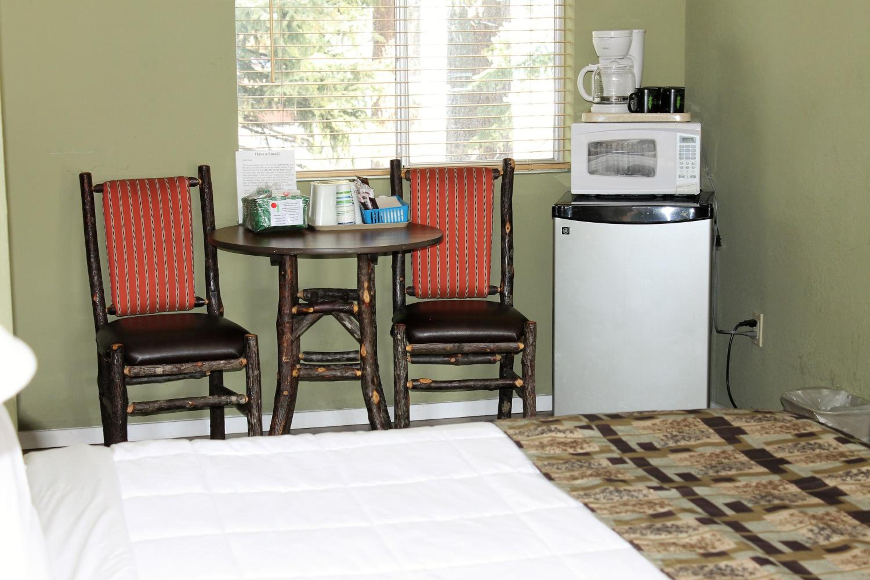 Deluxe Queen Room with Two Queen Beds - Photo 4