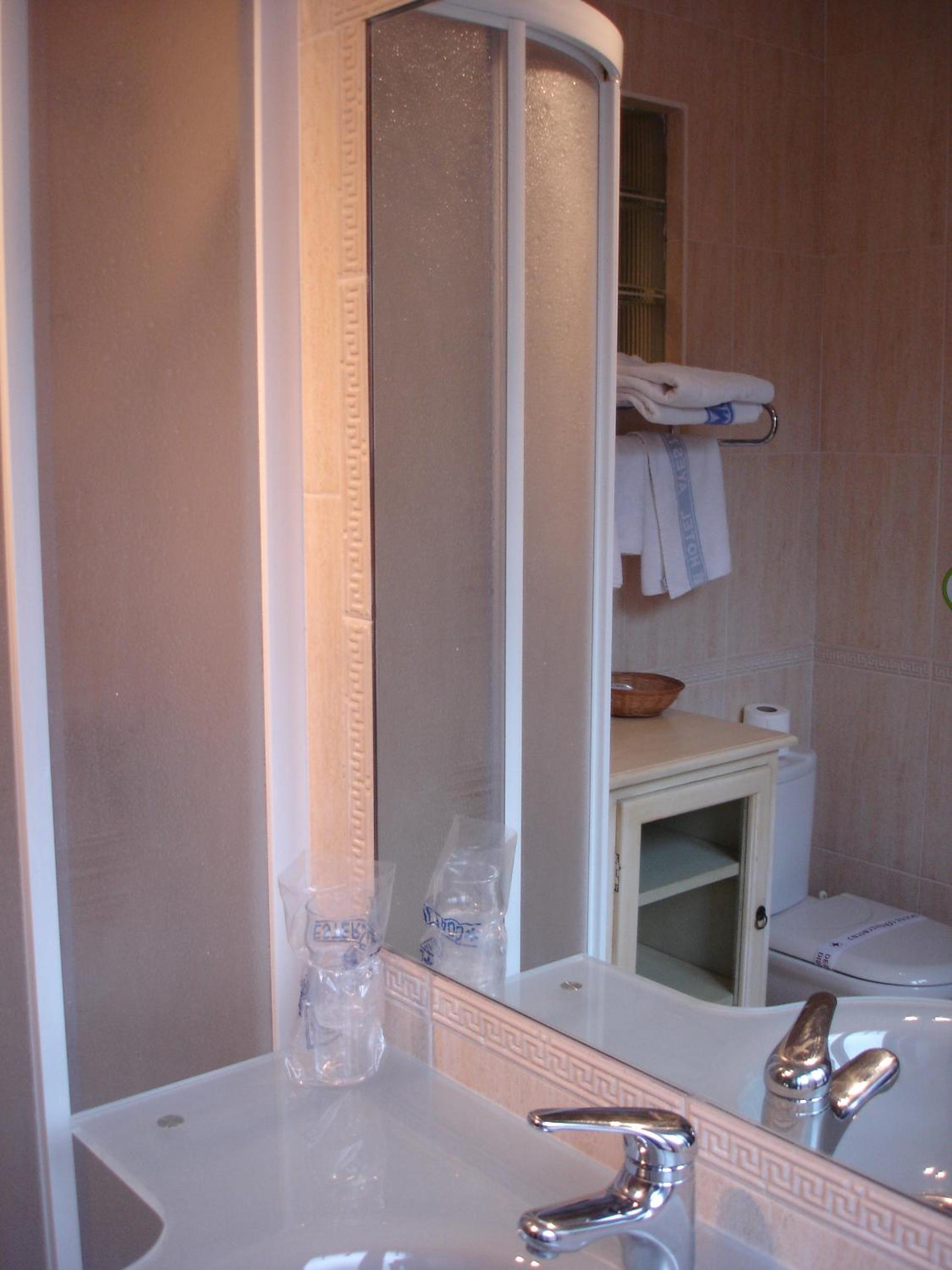 Double or Twin Room - Photo 9