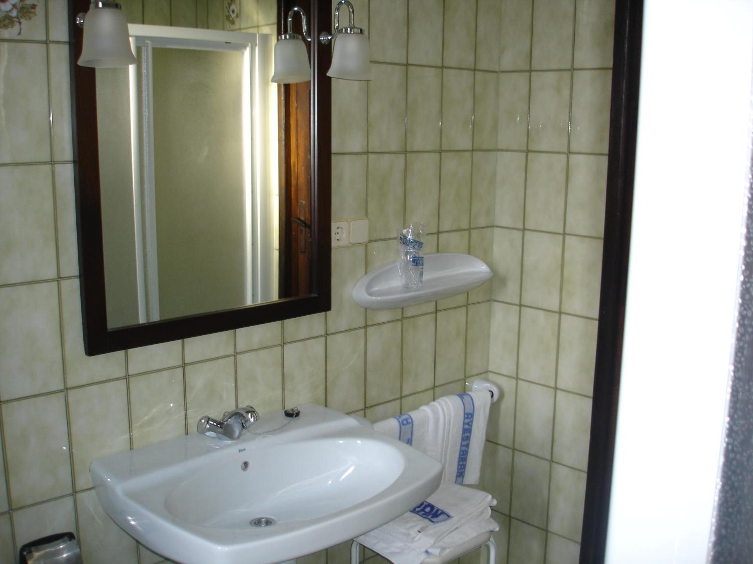 Double or Twin Room - Photo 7