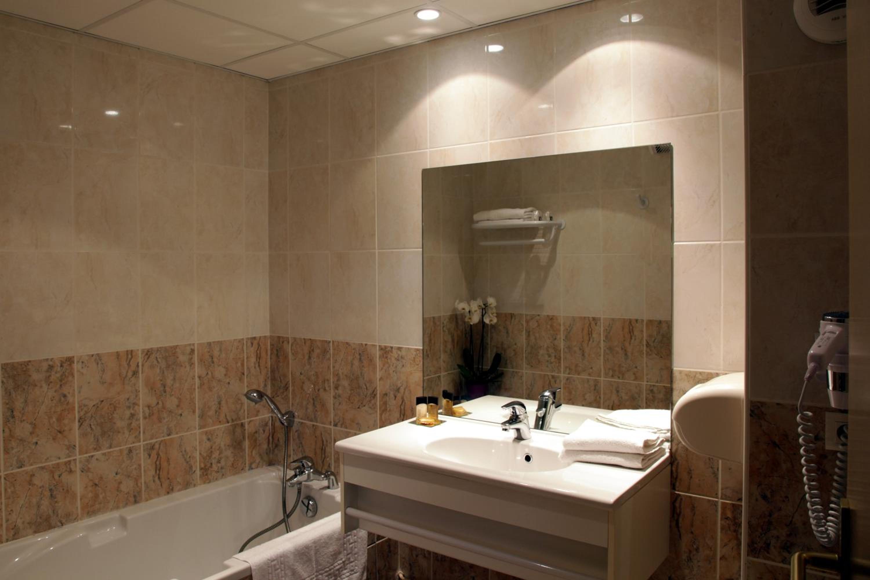 Twin Room - Photo 8