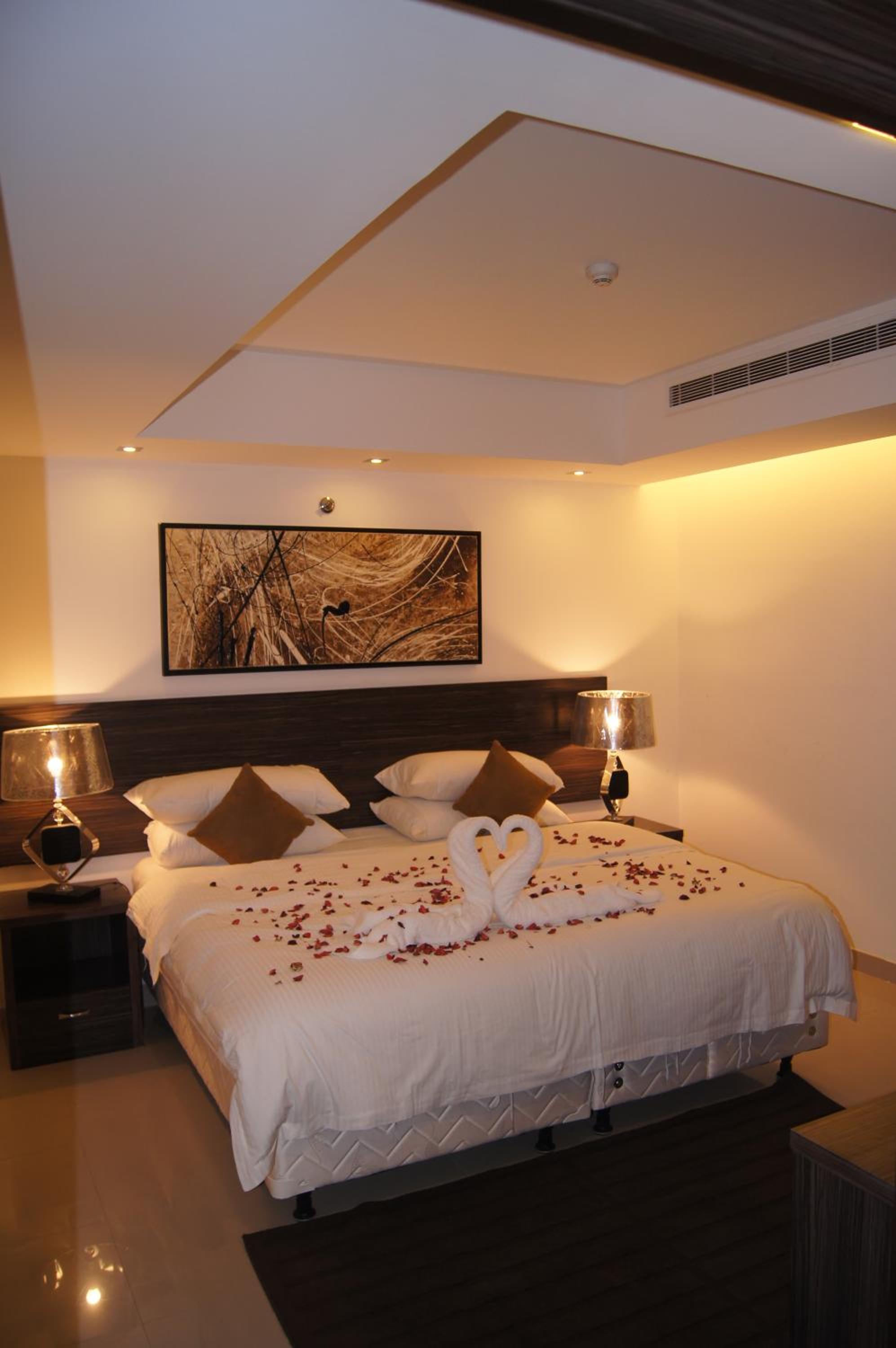 One-Bedroom Apartment with King Bed photo 1