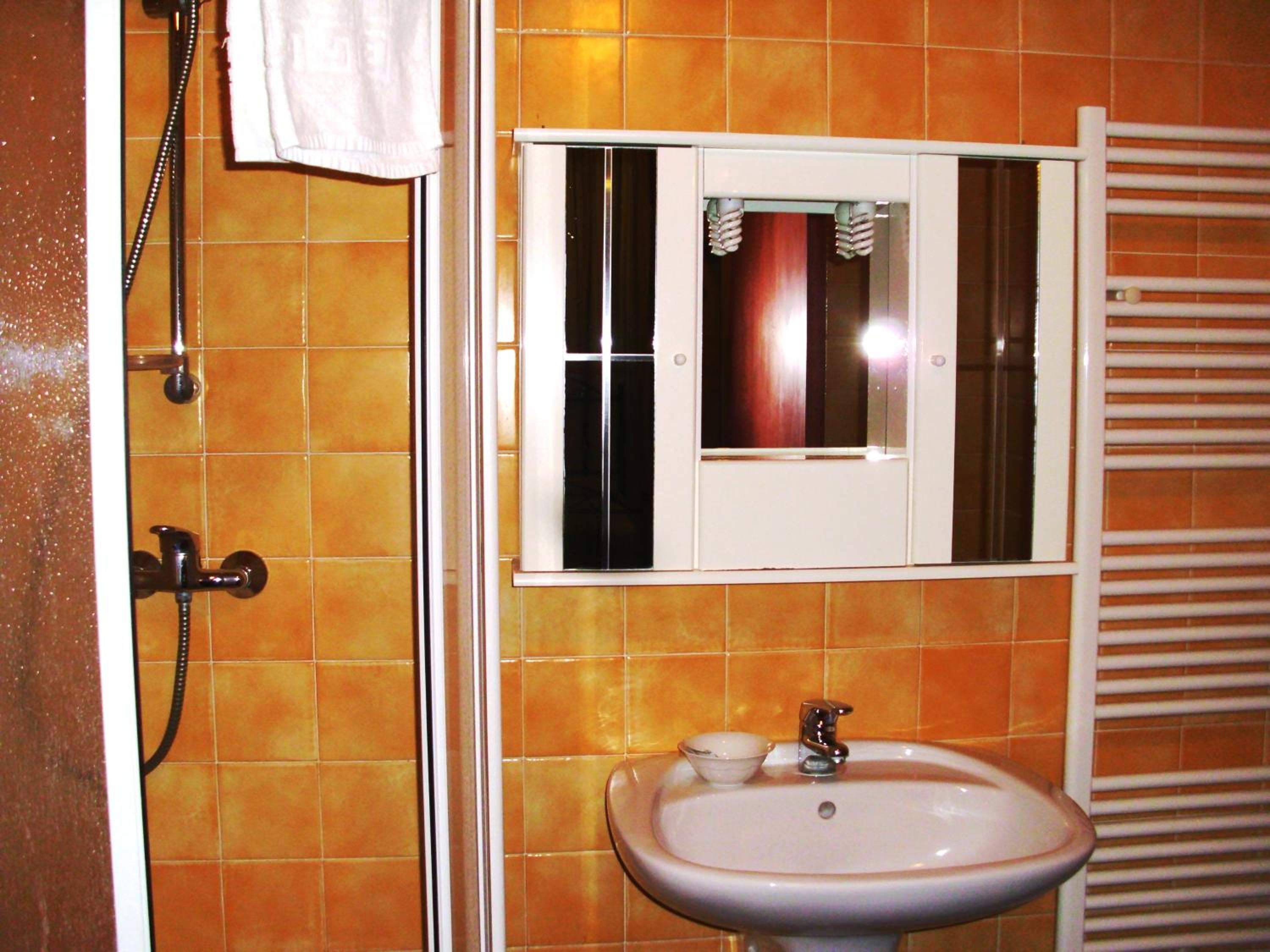 Quadruple Room with Private Bathroom photo 2
