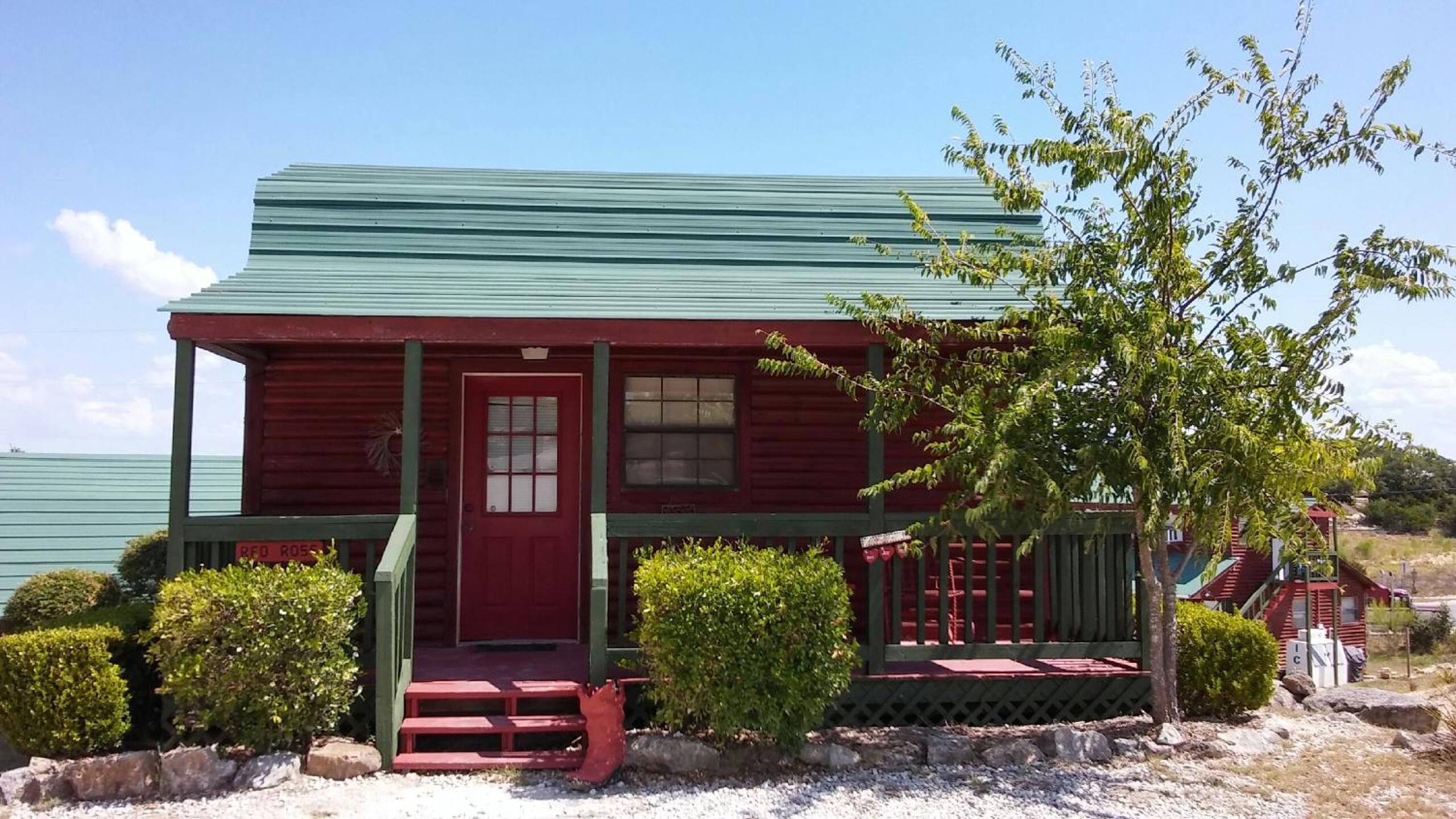 Deluxe Cabins photo 2