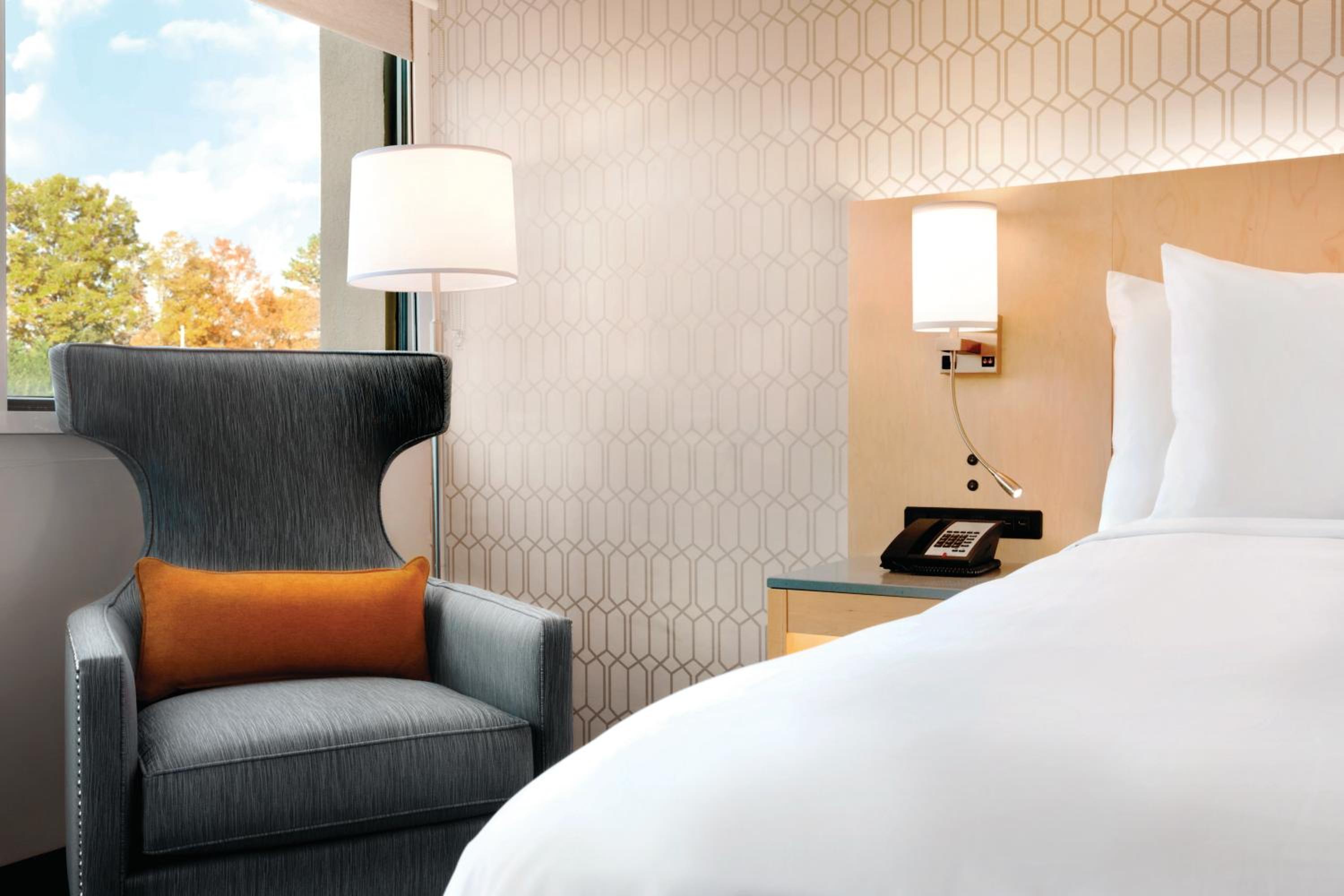 King Room with Roll-in Shower - Disability Access/Non-Smoking photo 2