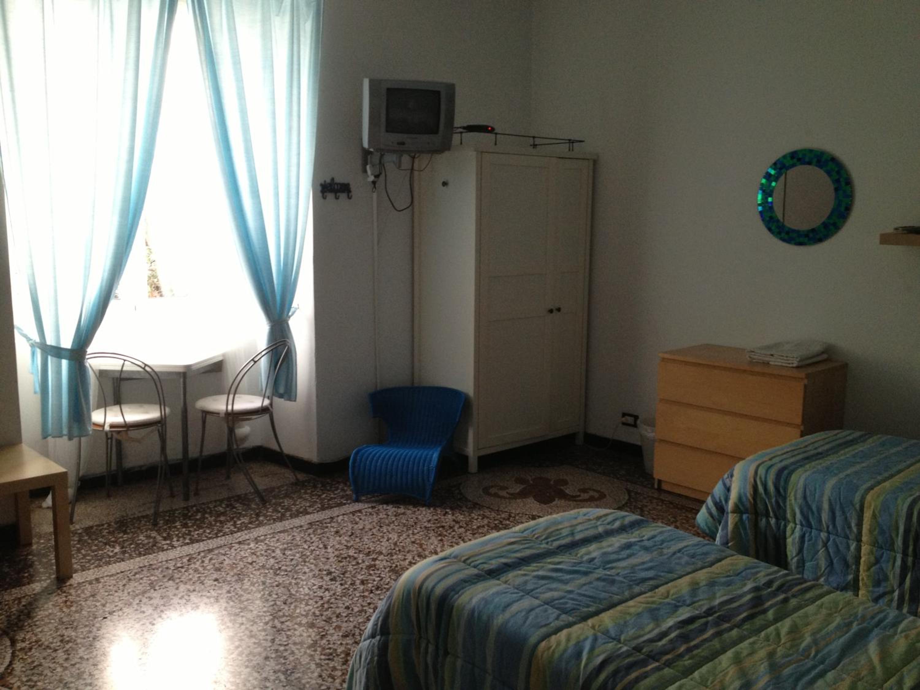 Basic Triple Room with Shared Bathroom photo 1