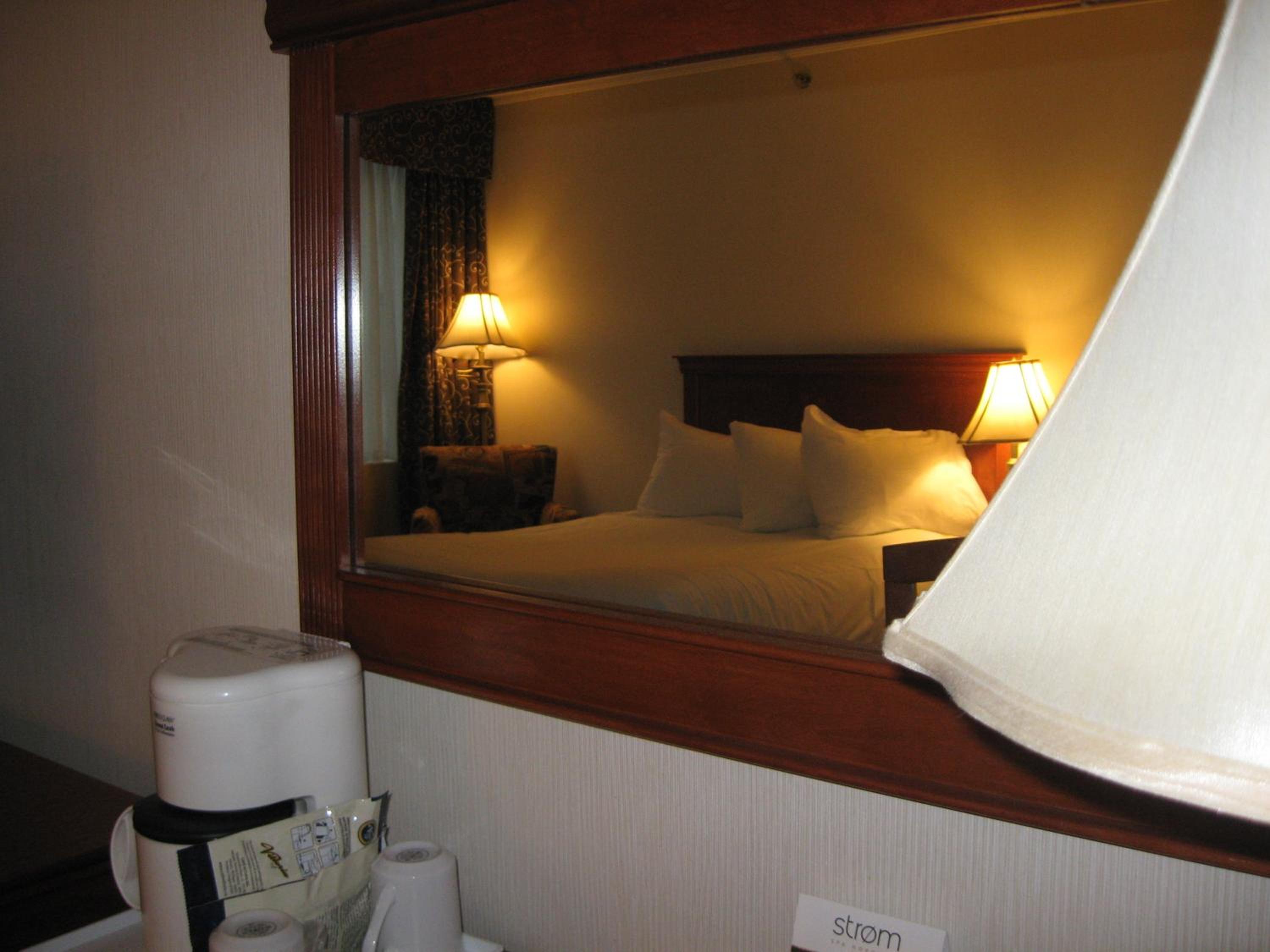 Queen Room - Non-Smoking photo 3