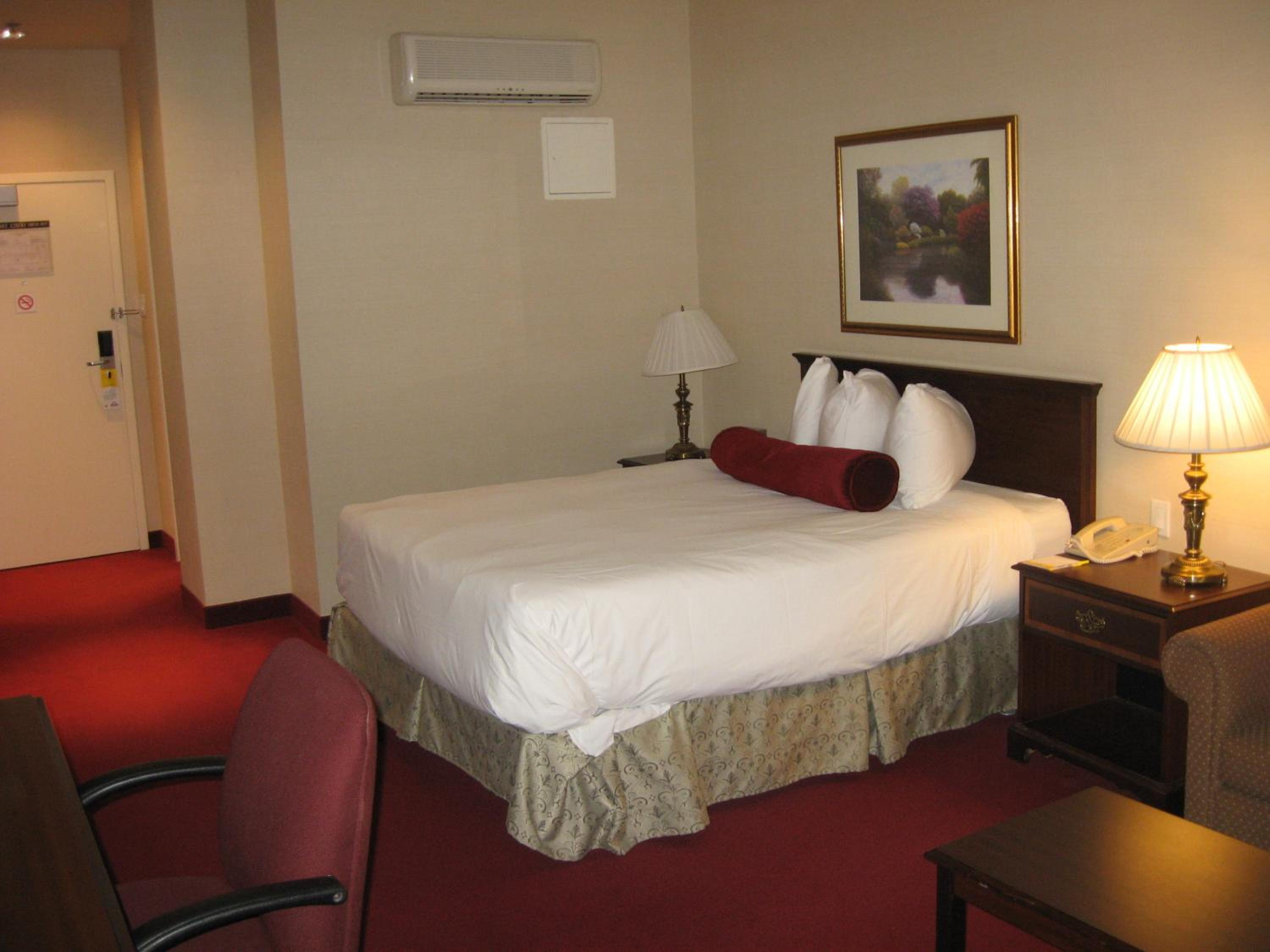 Deluxe Queen Room - Non-Smoking photo 1