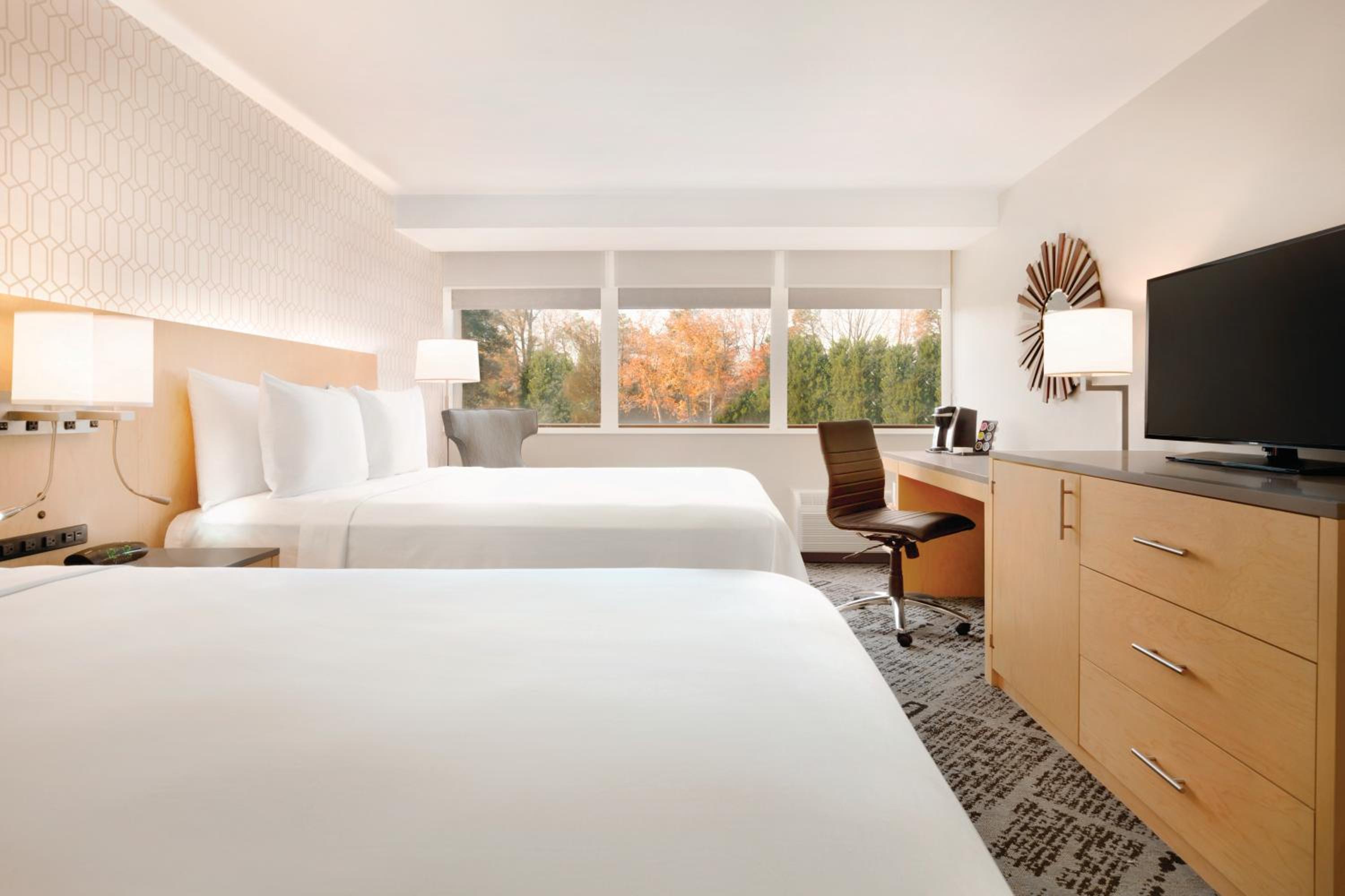 Queen Room with Two Queen Beds - Non-Smoking photo 2
