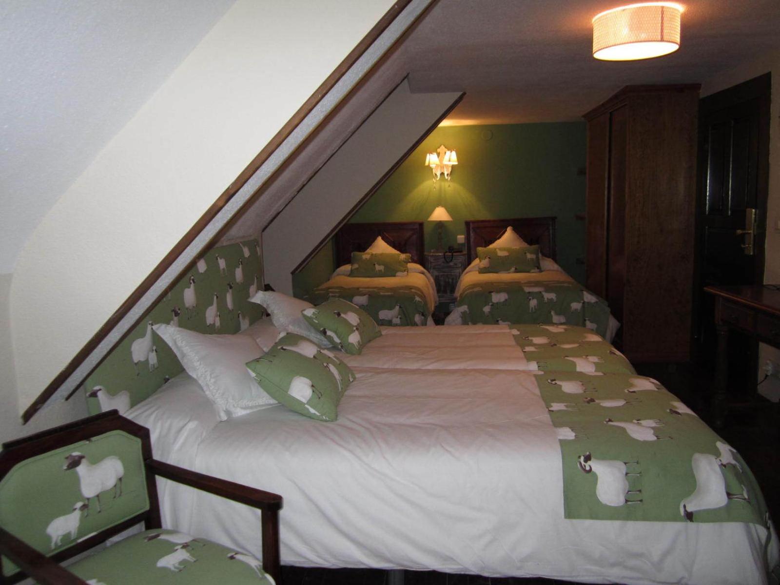 Double or Twin Room - Photo 6