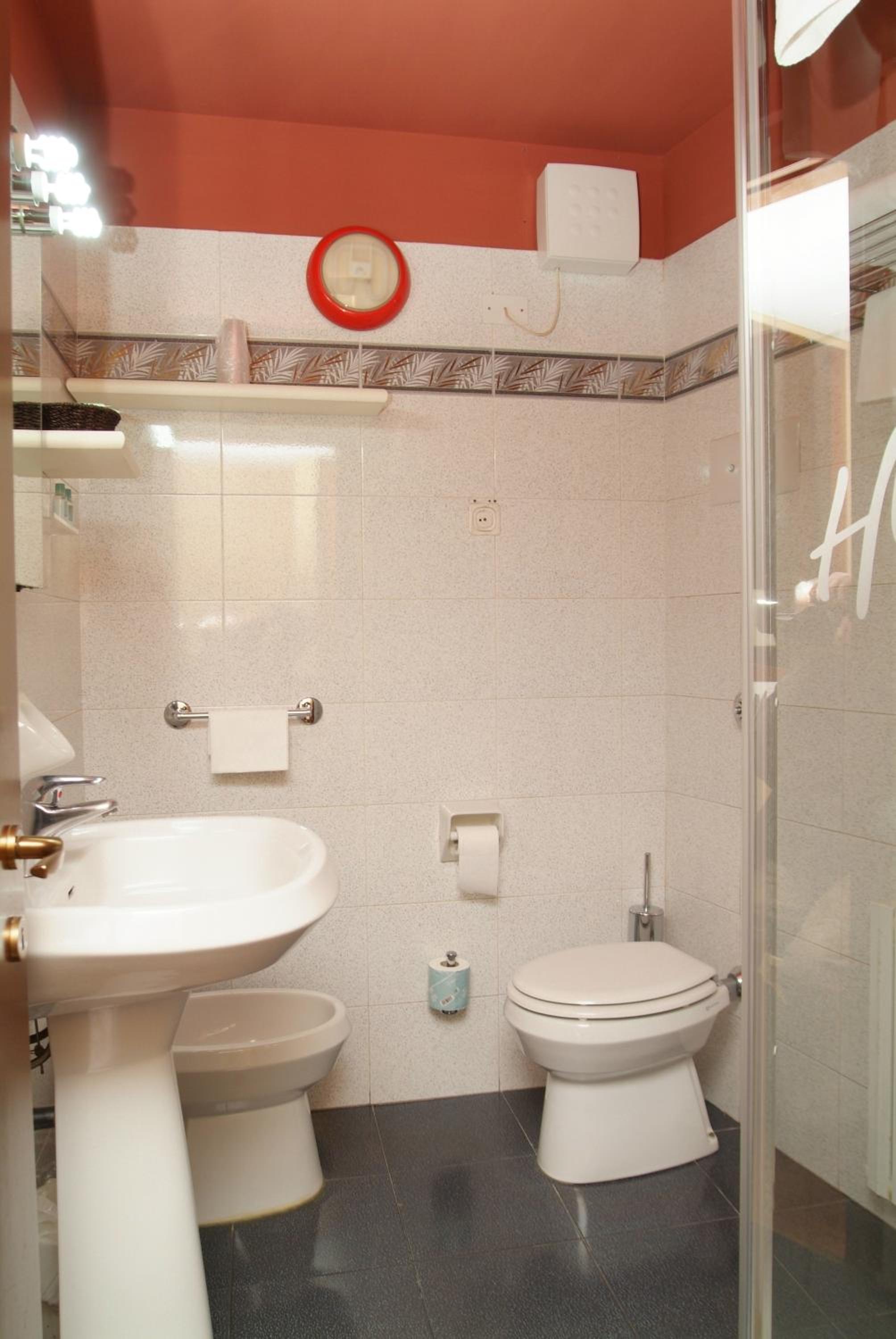 Twin Room - Photo 3
