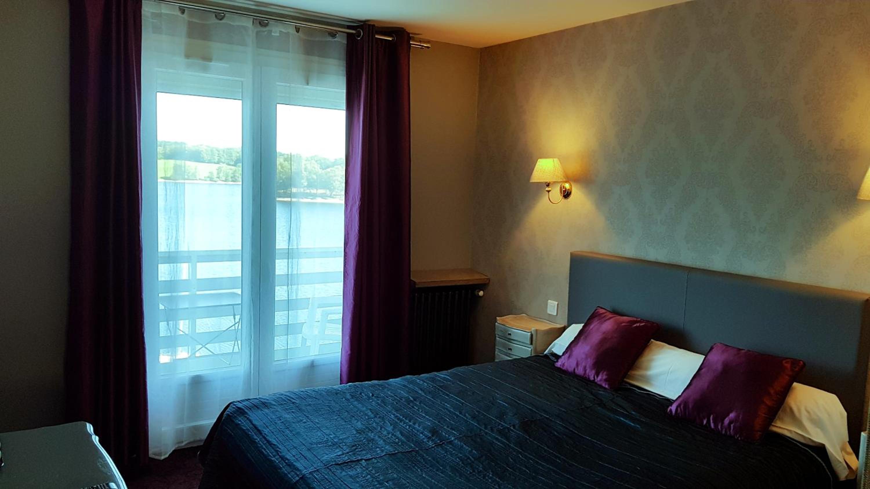 Double Room with Balcony - Photo 3