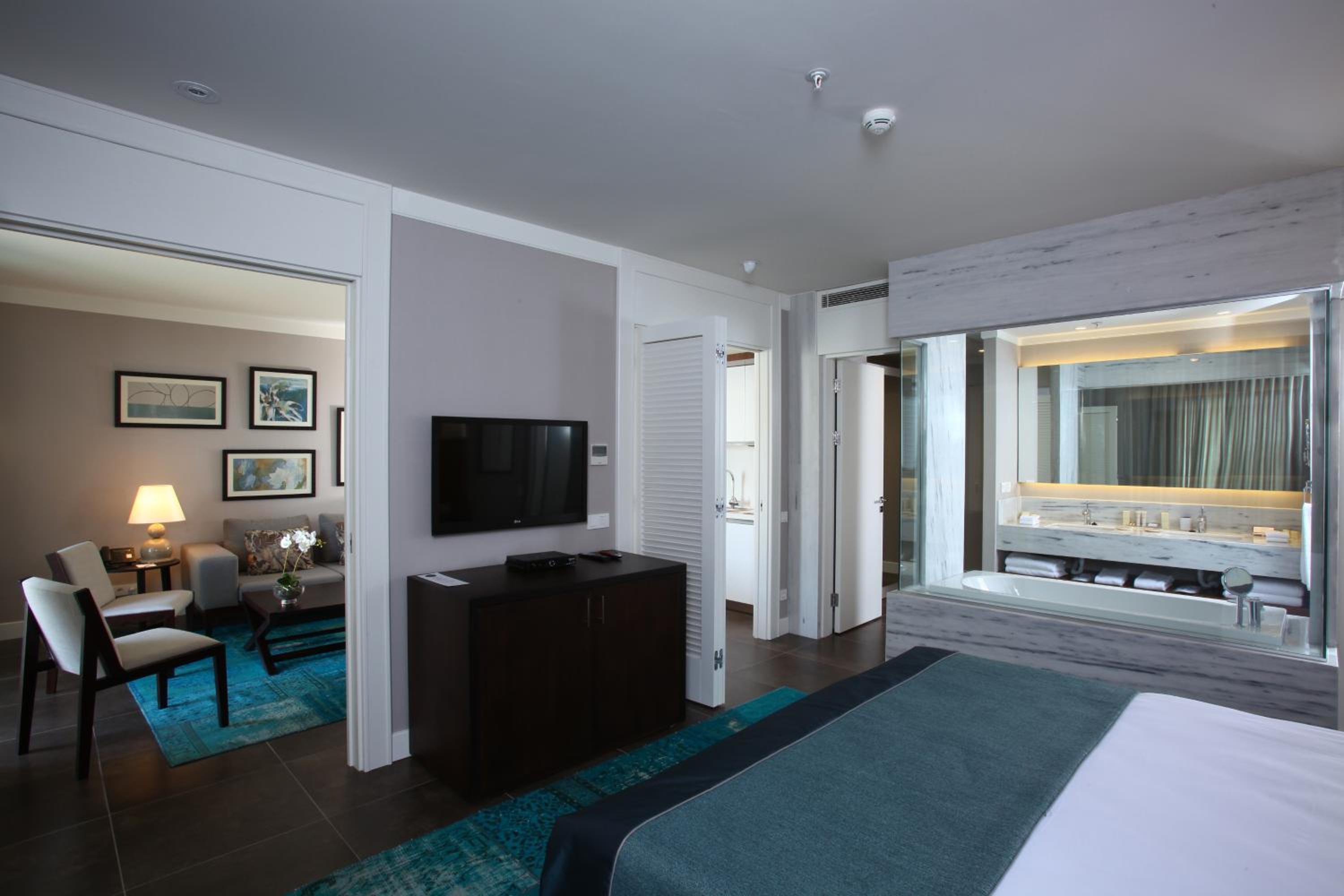 Superior Suite with Sea View photo 3