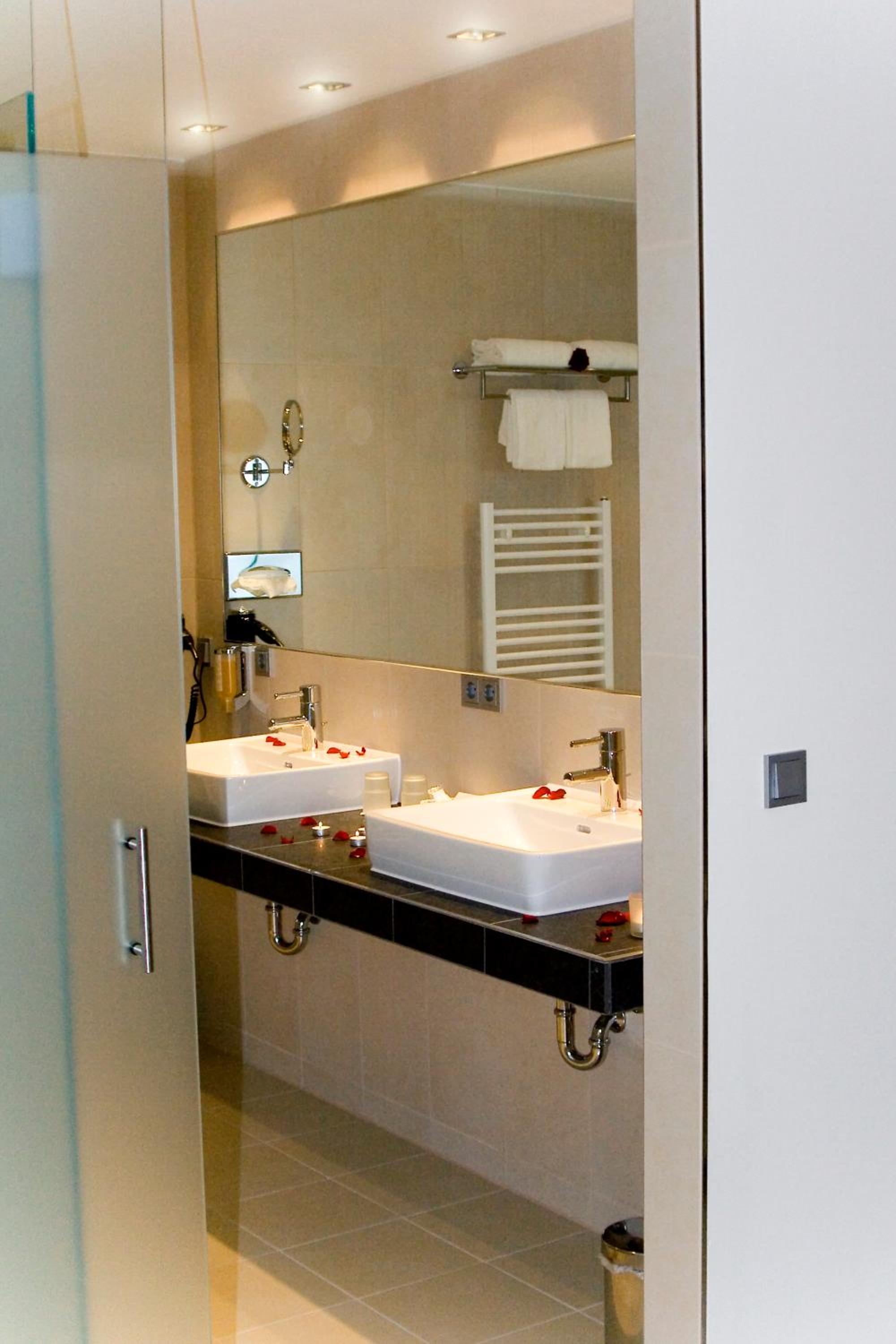 Premium Twin Room - Photo 5