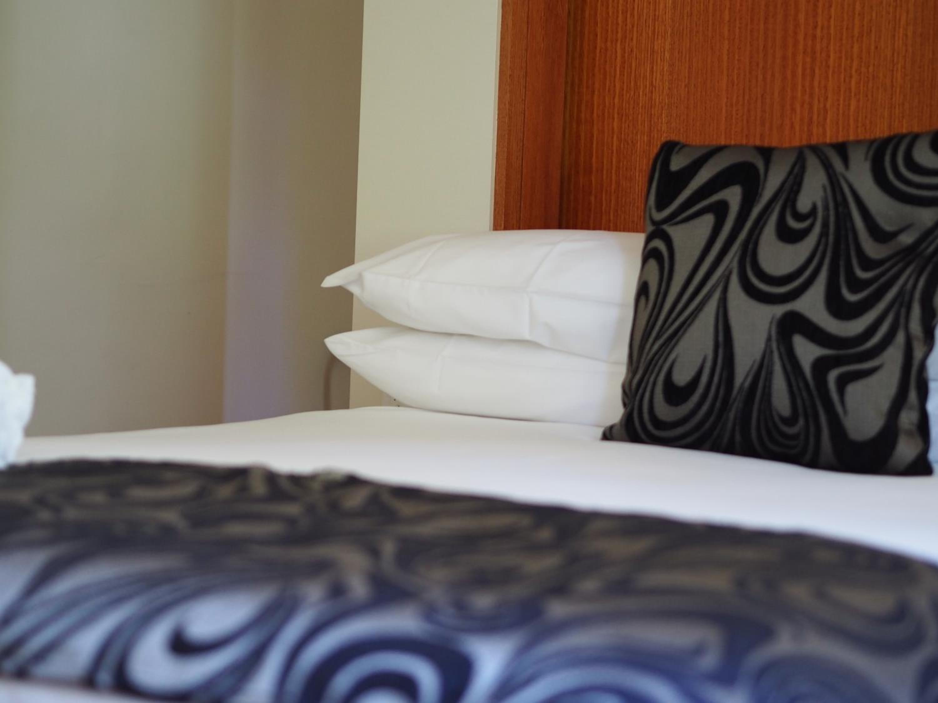 Deluxe Suite with Spa Bath - Photo 2