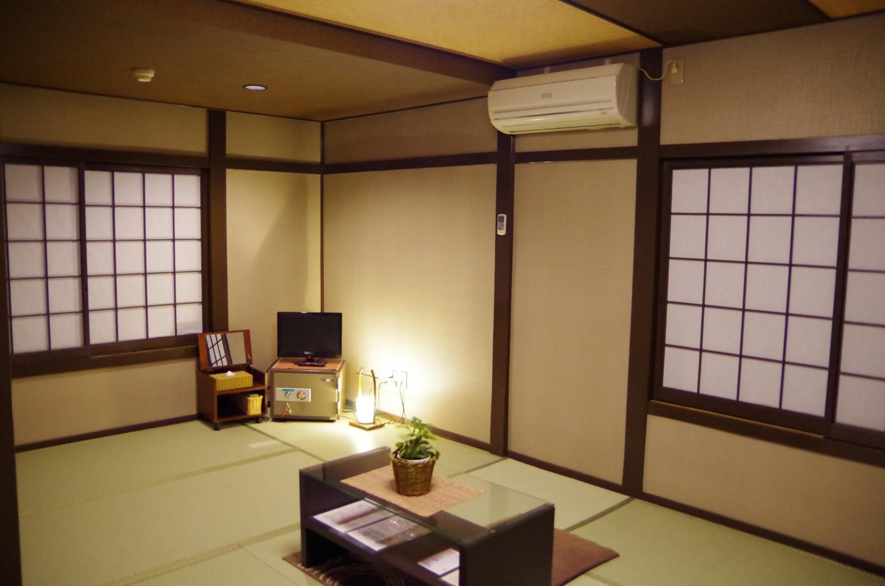 Japanese-Style Family Room with Shared Bathroom photo 3