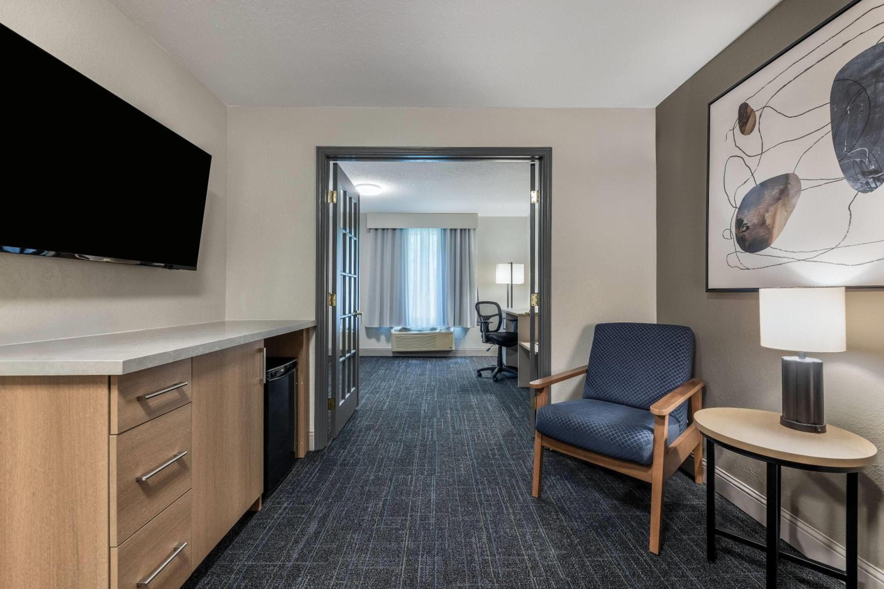 Family Queen Suite - Non-Smoking