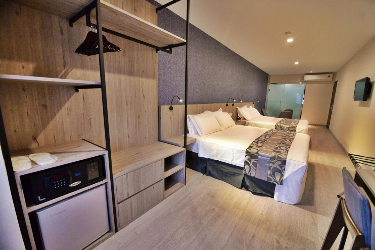 Superior Family Room - Photo 3