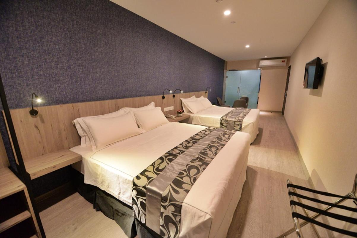 Superior Family Room - Photo 4