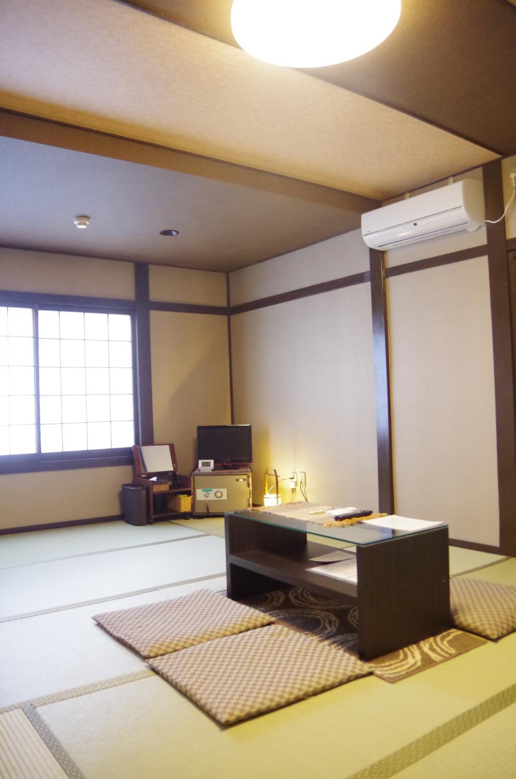 Japanese-Style Family Room with Shared Bathroom photo 2