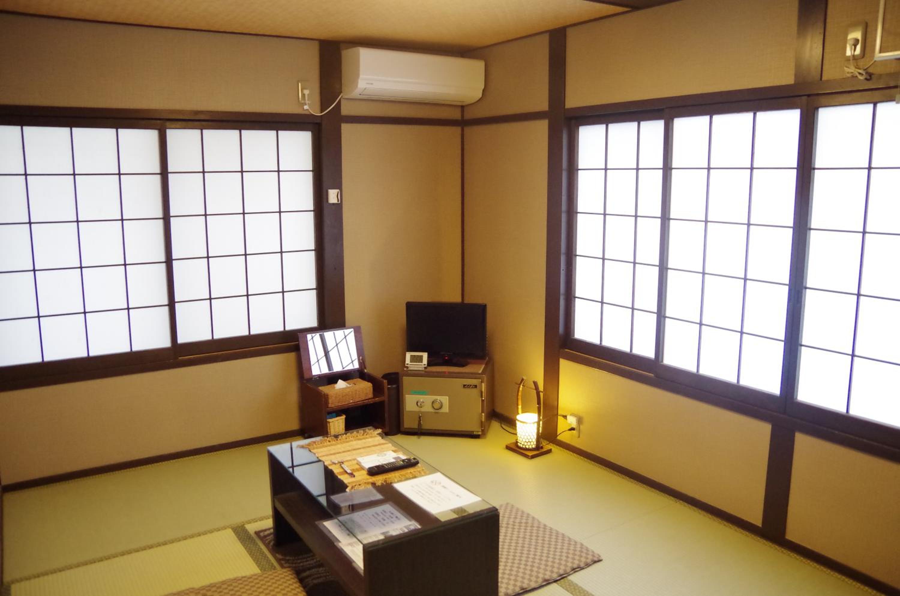Japanese-Style Single Room with Shared Bathroom photo 2