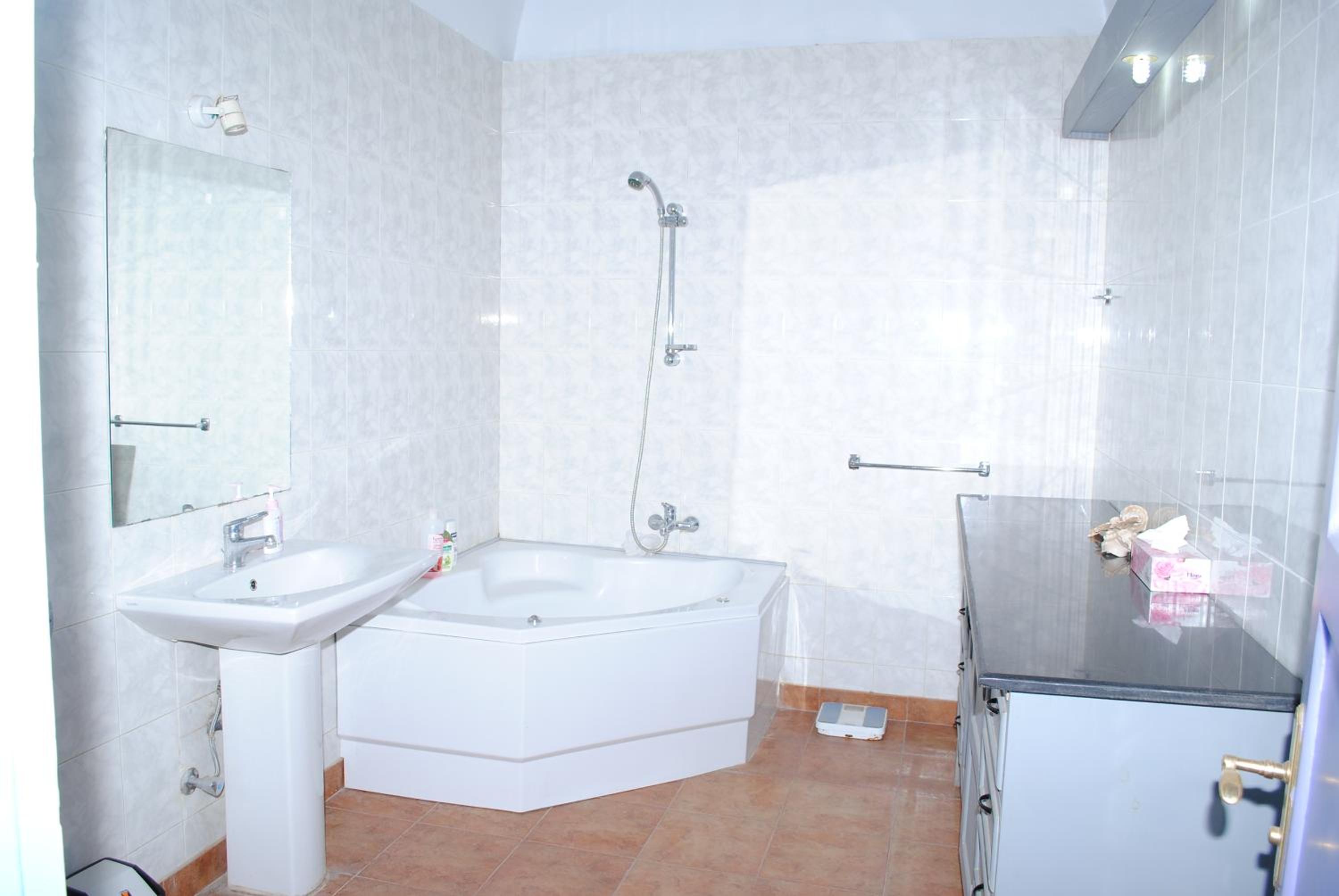 Deluxe Double Room with Private Bathroom With Garden View - Photo 21