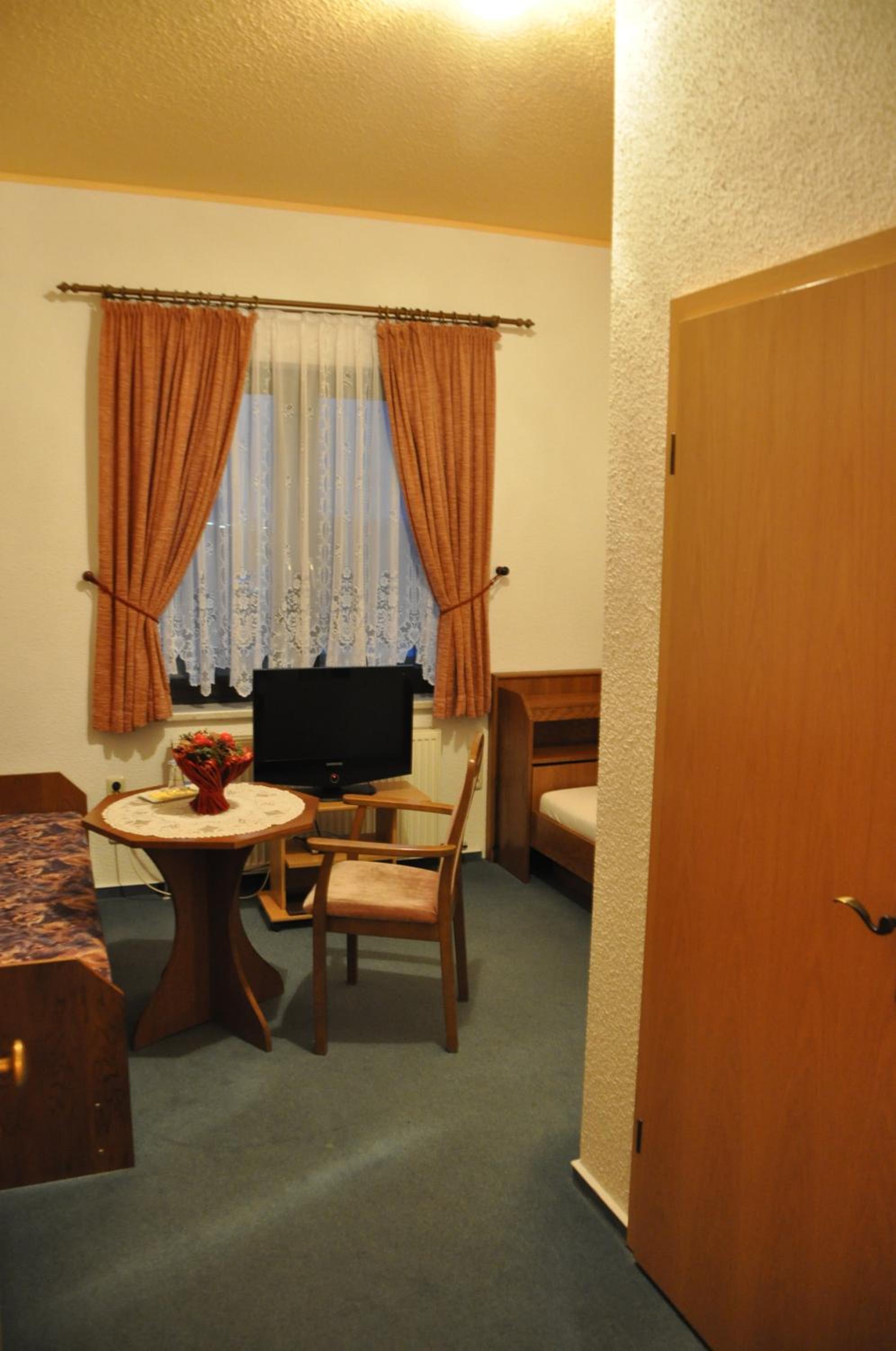 Economy Twin Room - Photo 3