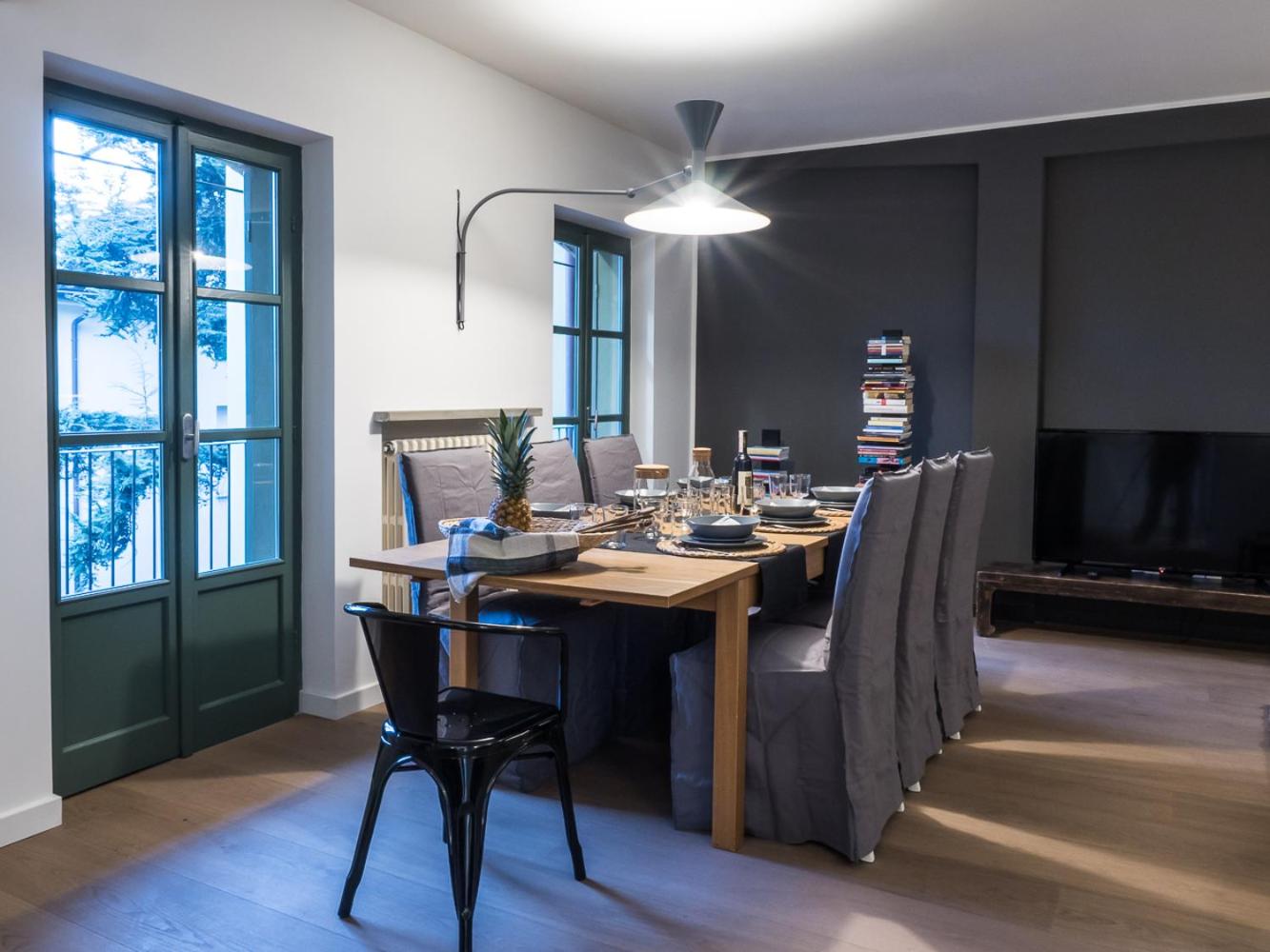 Three-Bedroom Apartment with Balcony photo 2