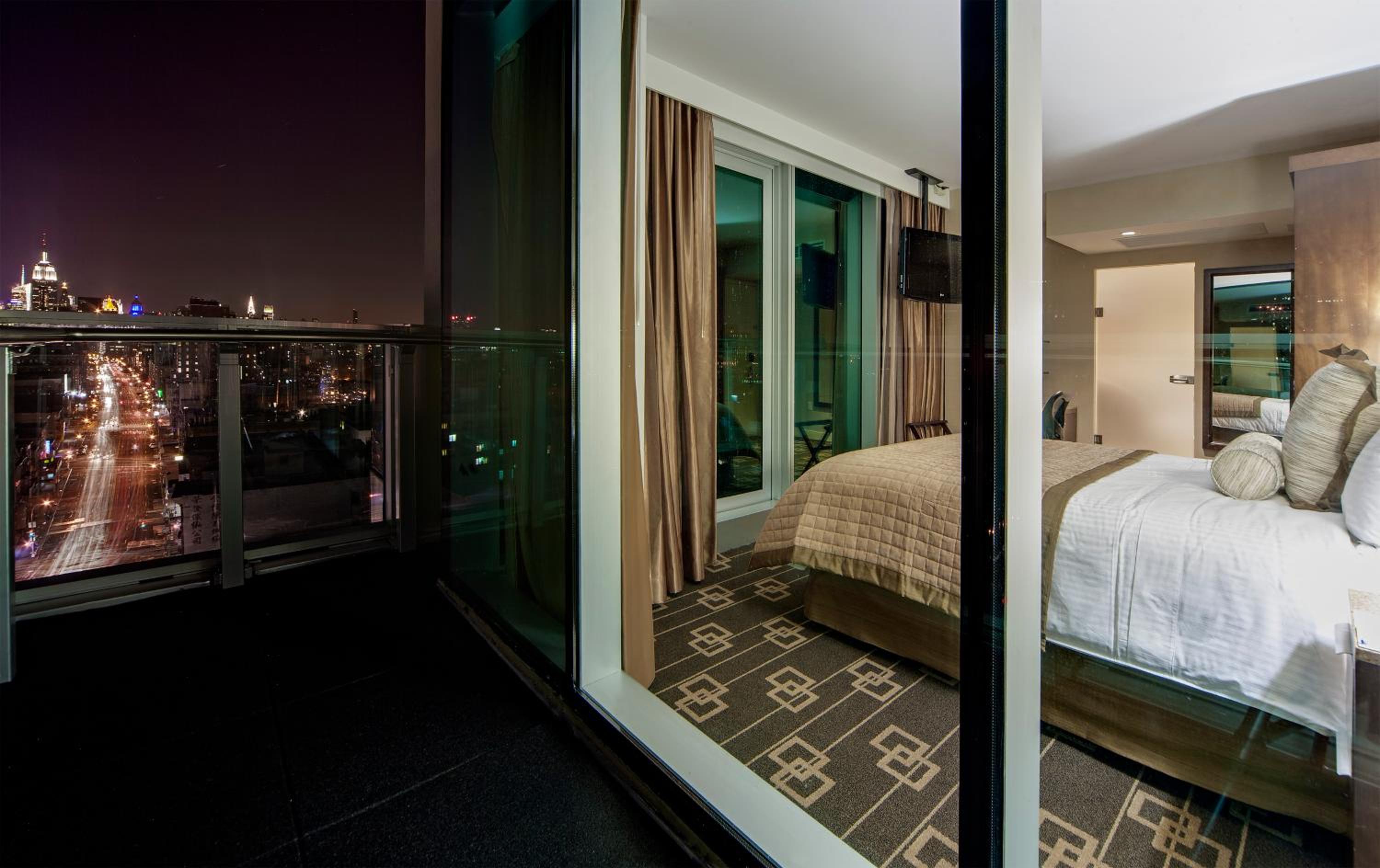 Executive Queen Room with Balcony, High Floor thumbnail 5