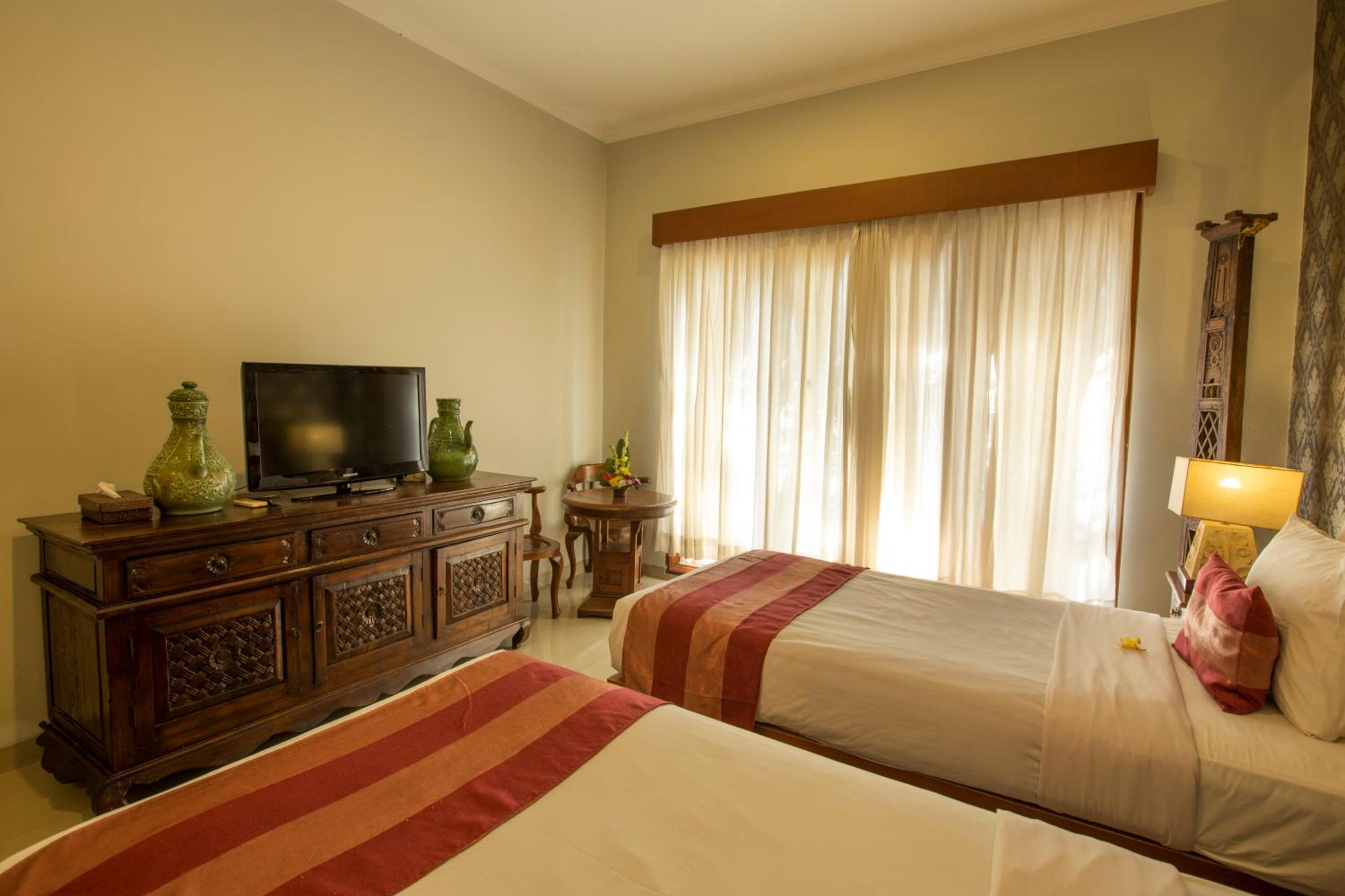 Standard Room with Pool View - Photo 2