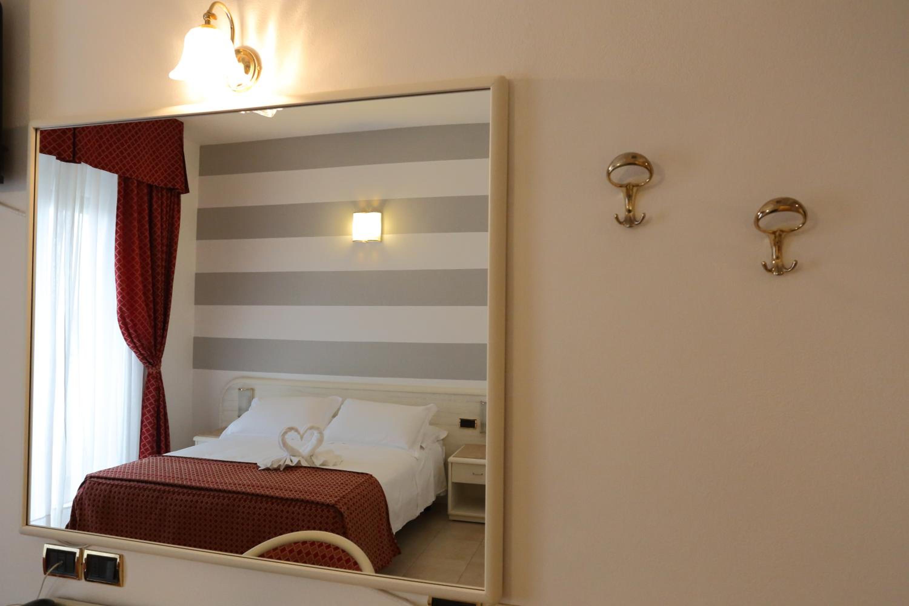 Deluxe Double Room with Balcony and Sea View - Photo 4