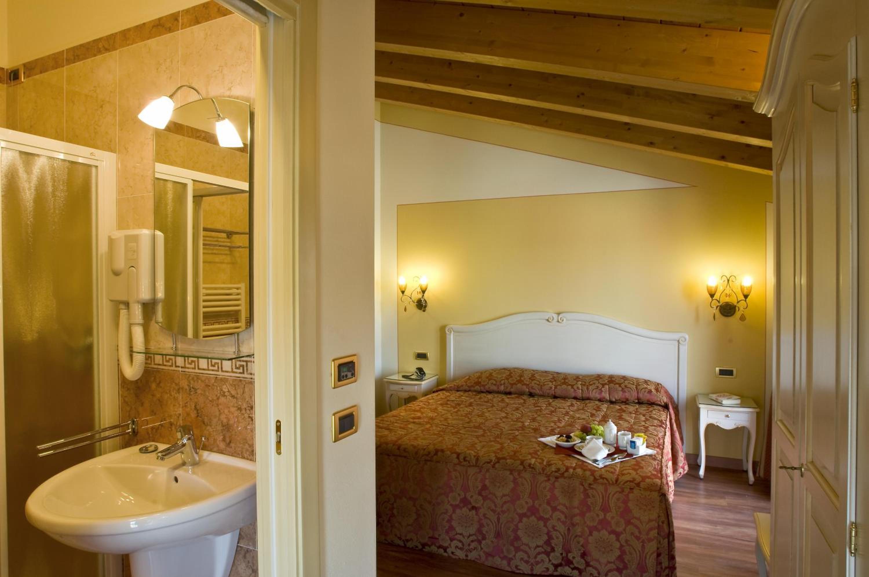 Classic Double Or Twin Room photo 3
