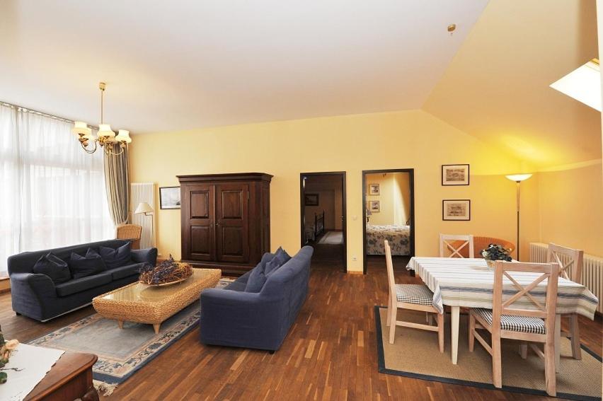 Classic Family Room - Photo 3