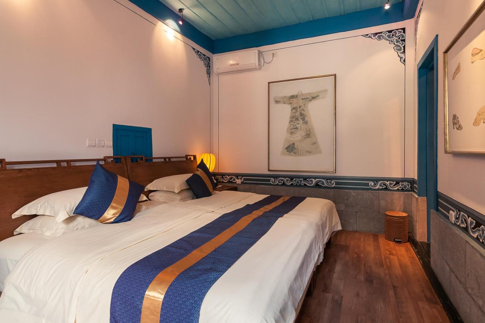Queen Room photo 2