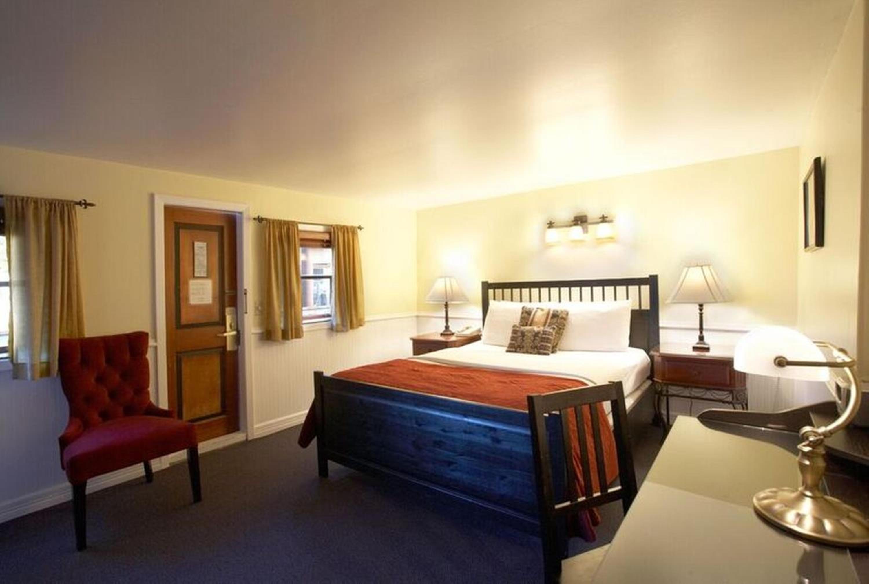 City View Queen Stateroom photo 1