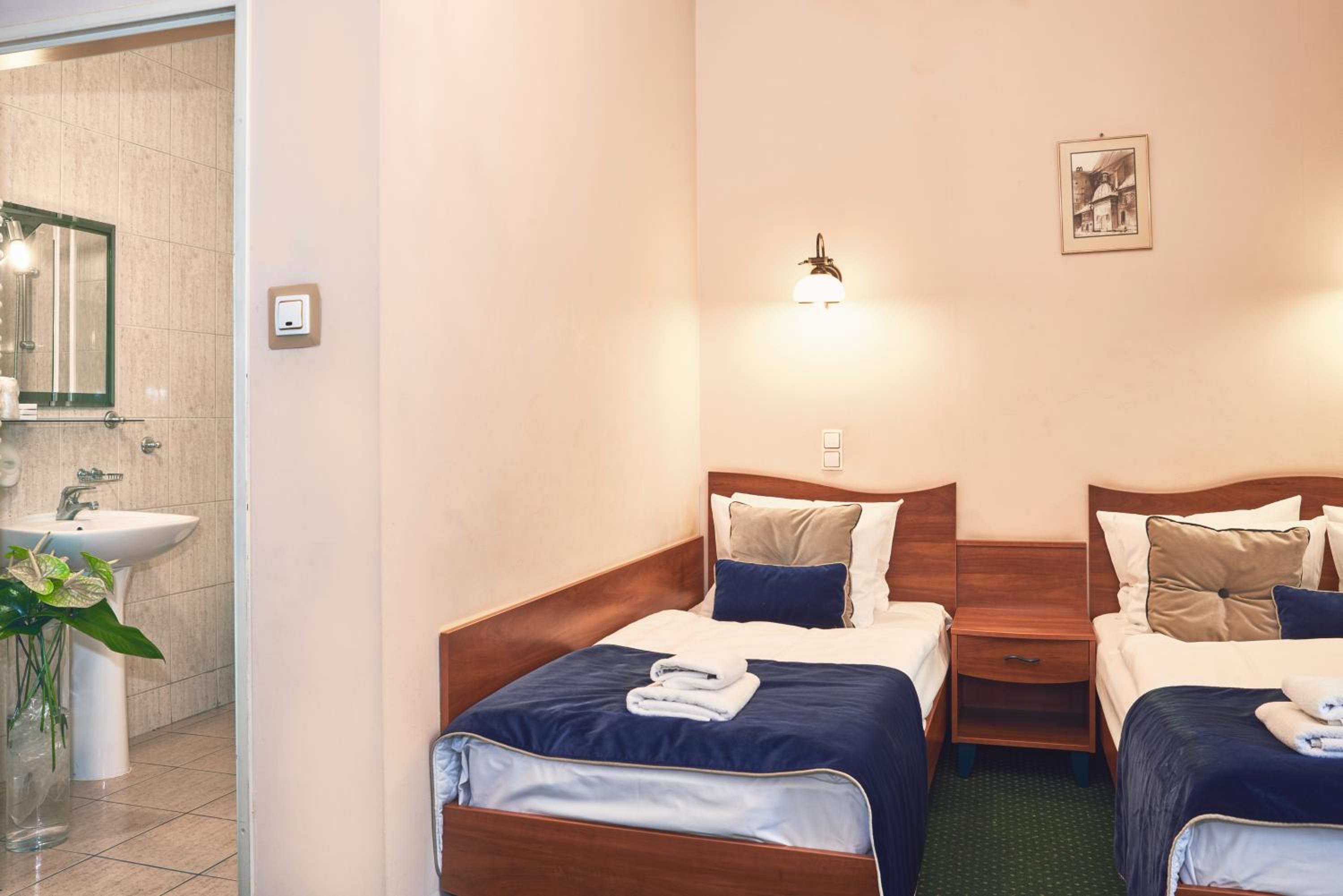Twin Room - Photo 6